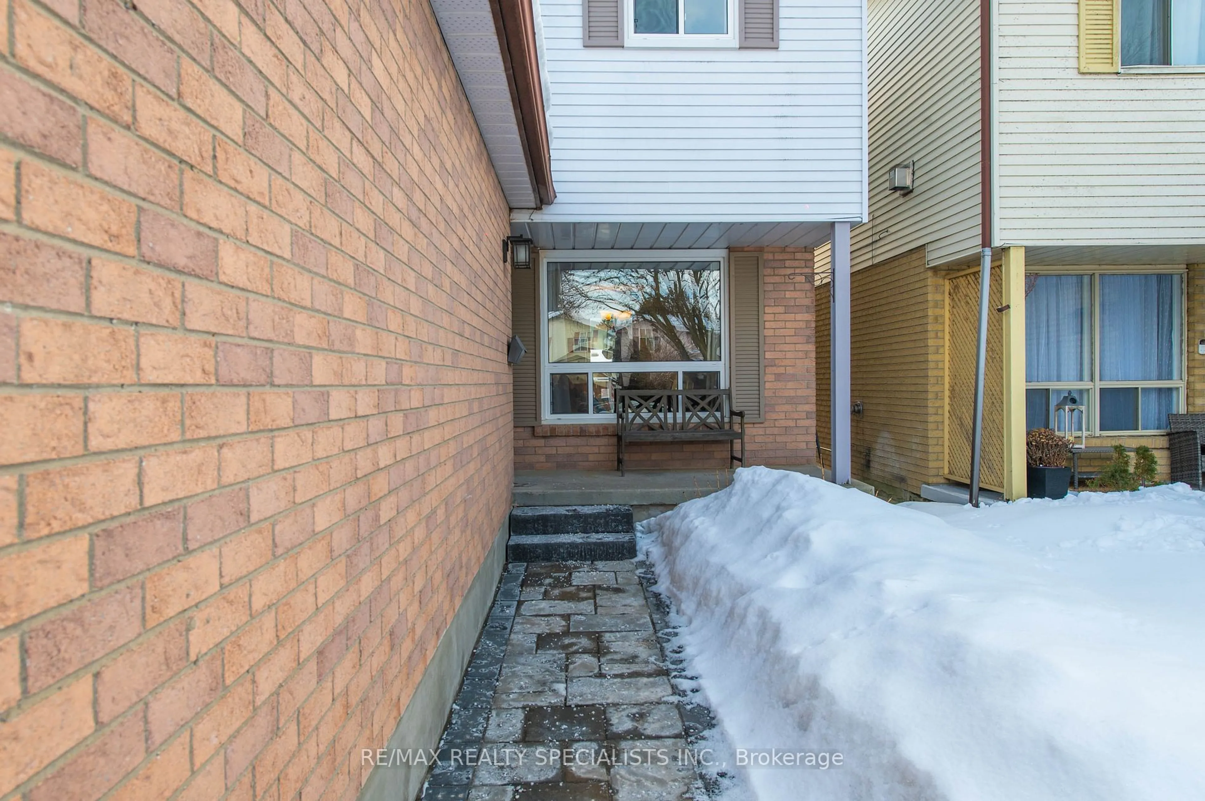 Patio, street for 929 Traddles Ave, Oshawa Ontario L1K 1N7