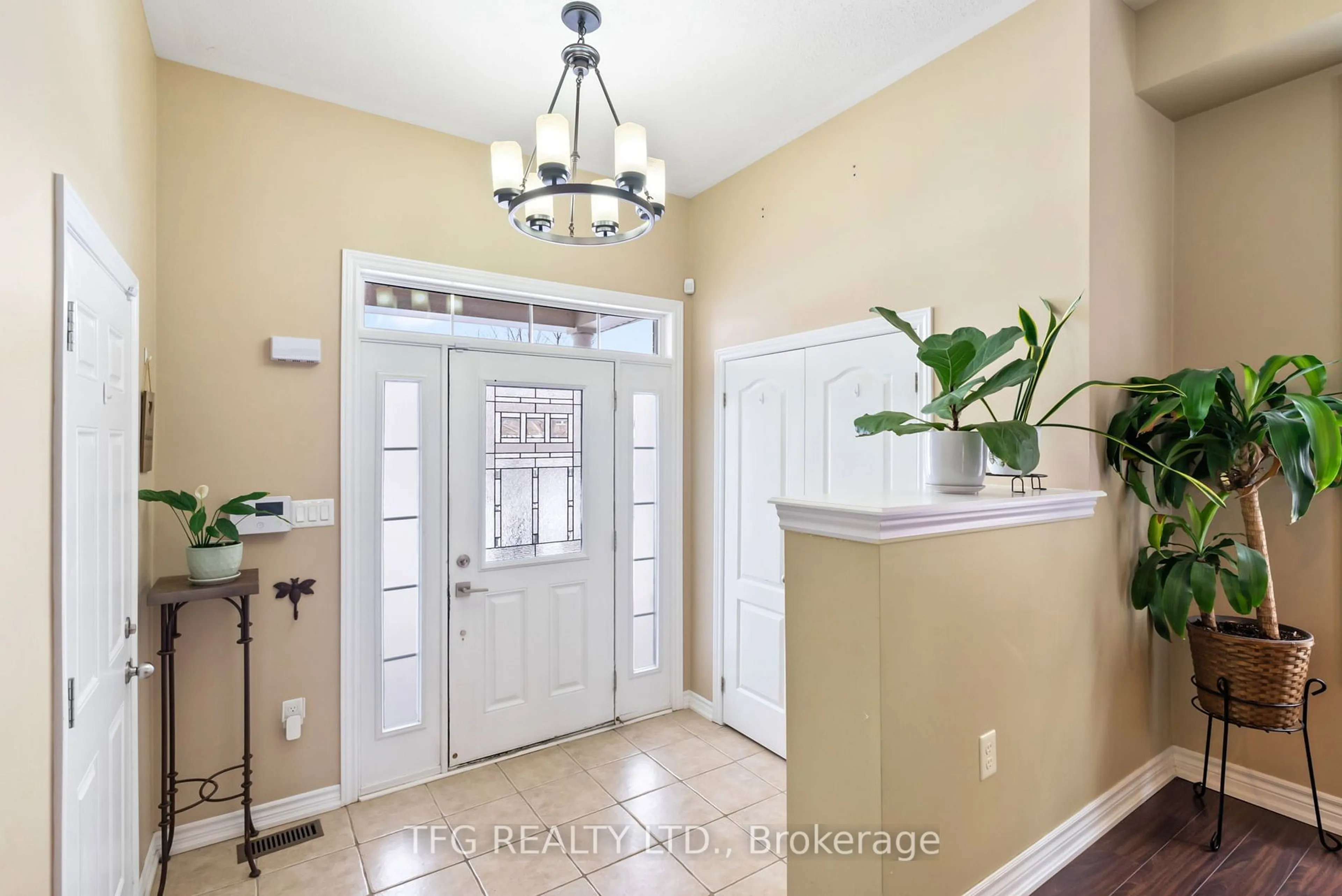 Indoor entryway for 35 Hayman St, Clarington Ontario L1E 0C9