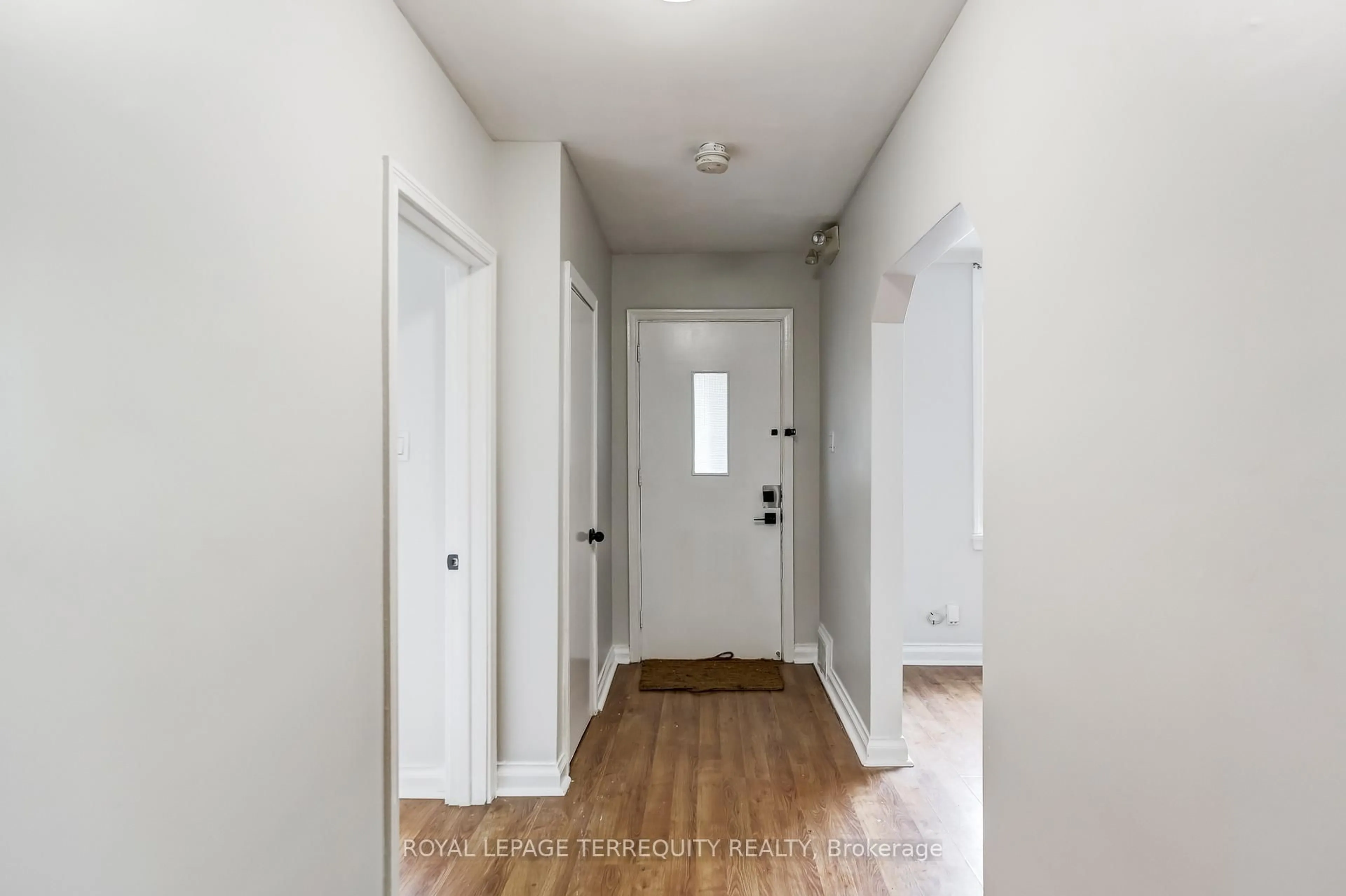 Indoor entryway for 2563 Kingston Rd, Toronto Ontario M1M 1M1