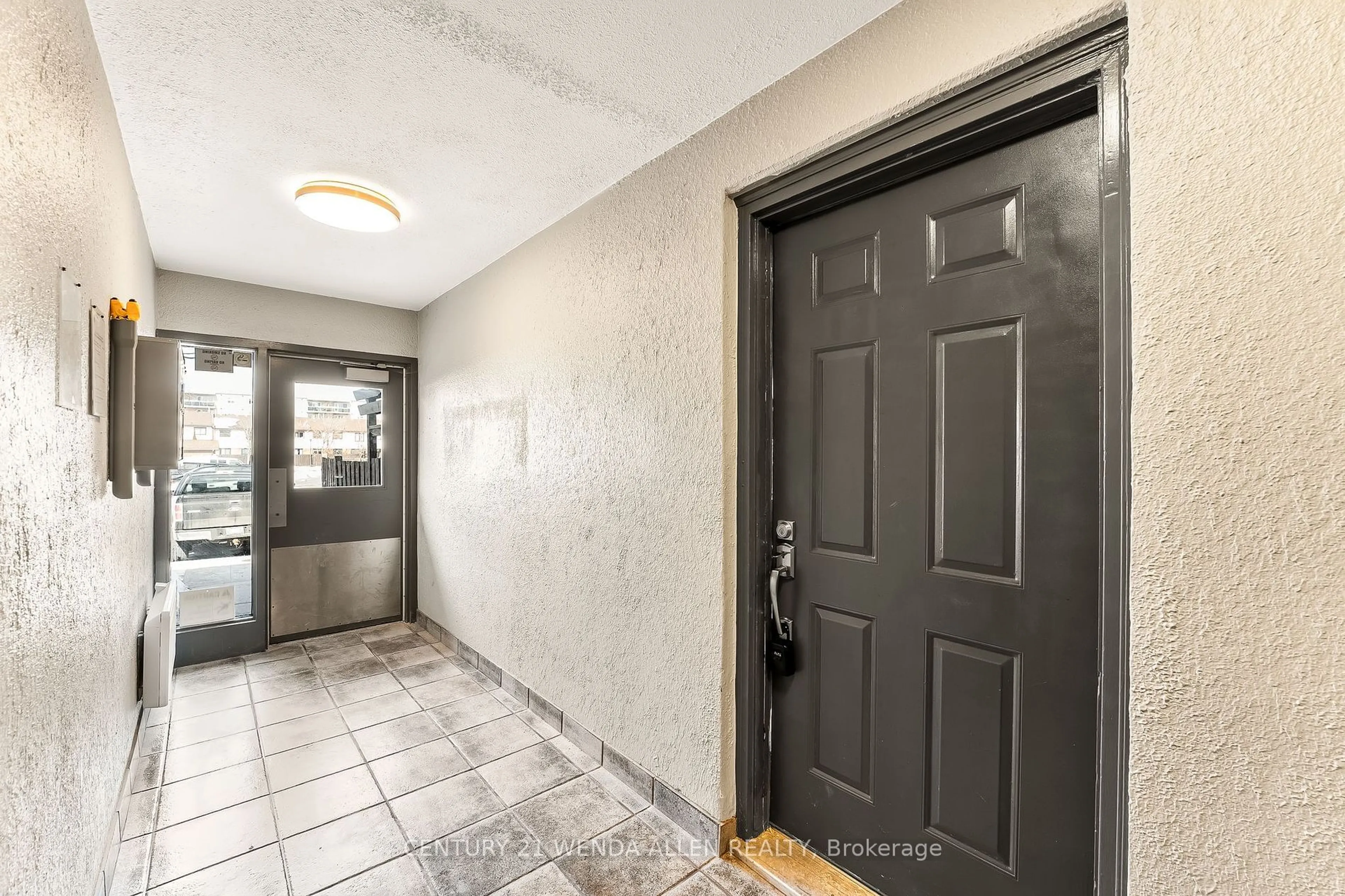 Indoor entryway for 960 Glen St #84, Oshawa Ontario L1J 6E8