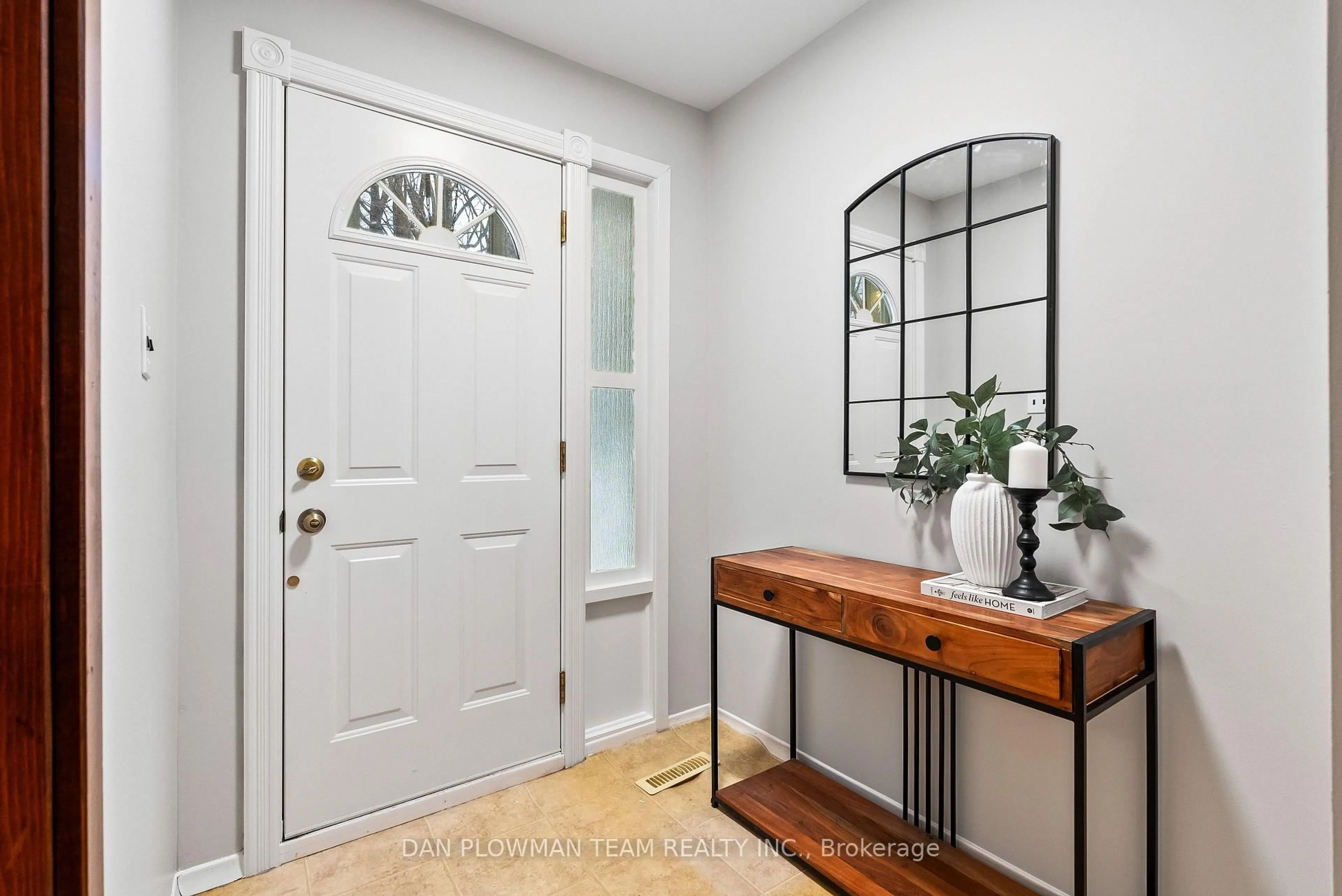 Indoor entryway for 181 Georgian Crt, Oshawa Ontario L1J 1G3