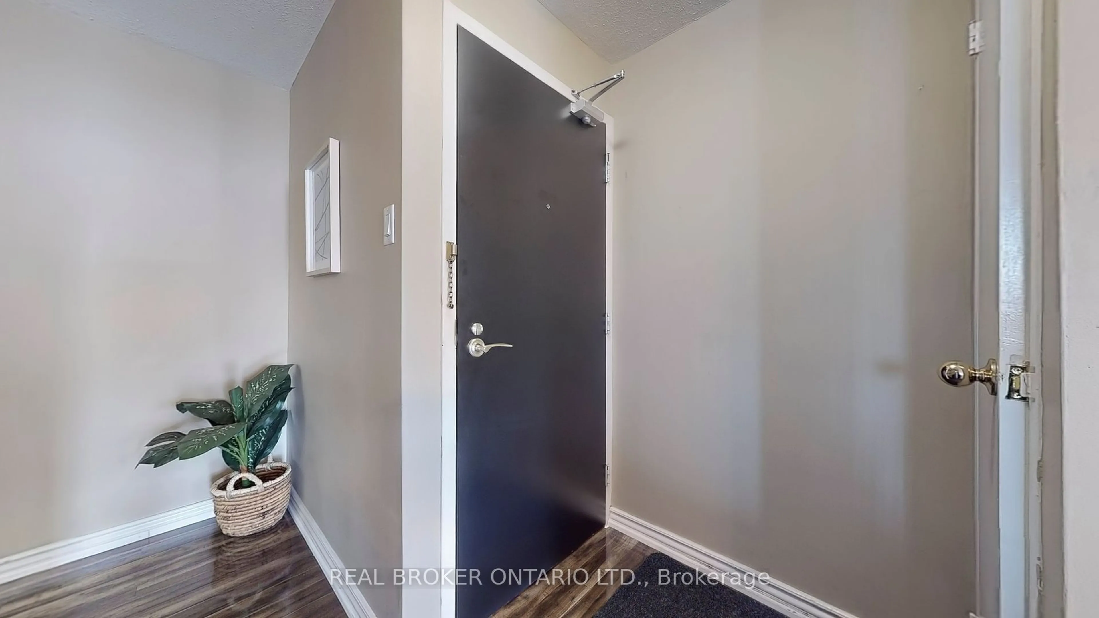 Indoor entryway for 2721 Victoria Park Ave #206, Toronto Ontario M1T 3N6