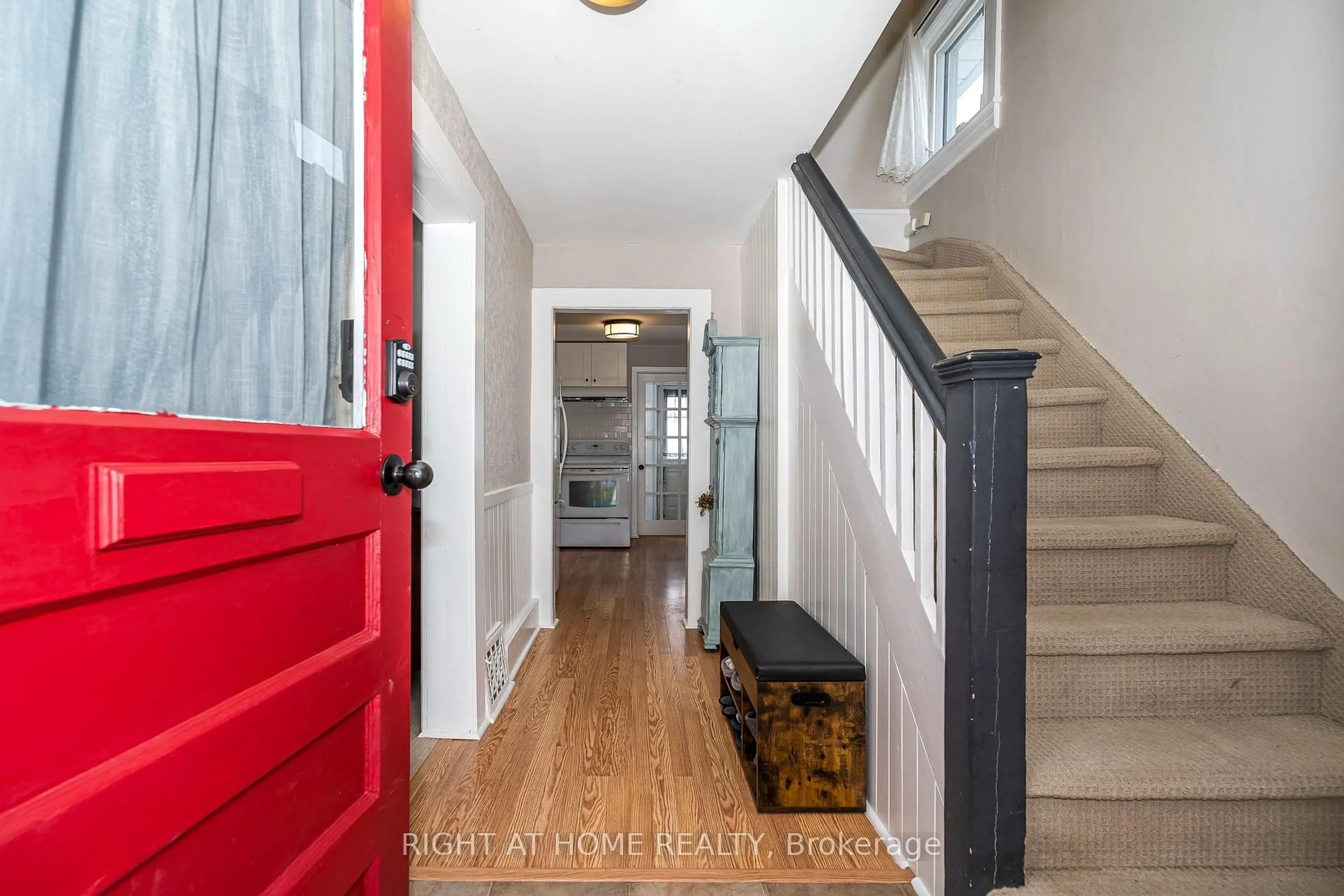 Indoor entryway for 214 Nassau St, Oshawa Ontario L1J 4A5