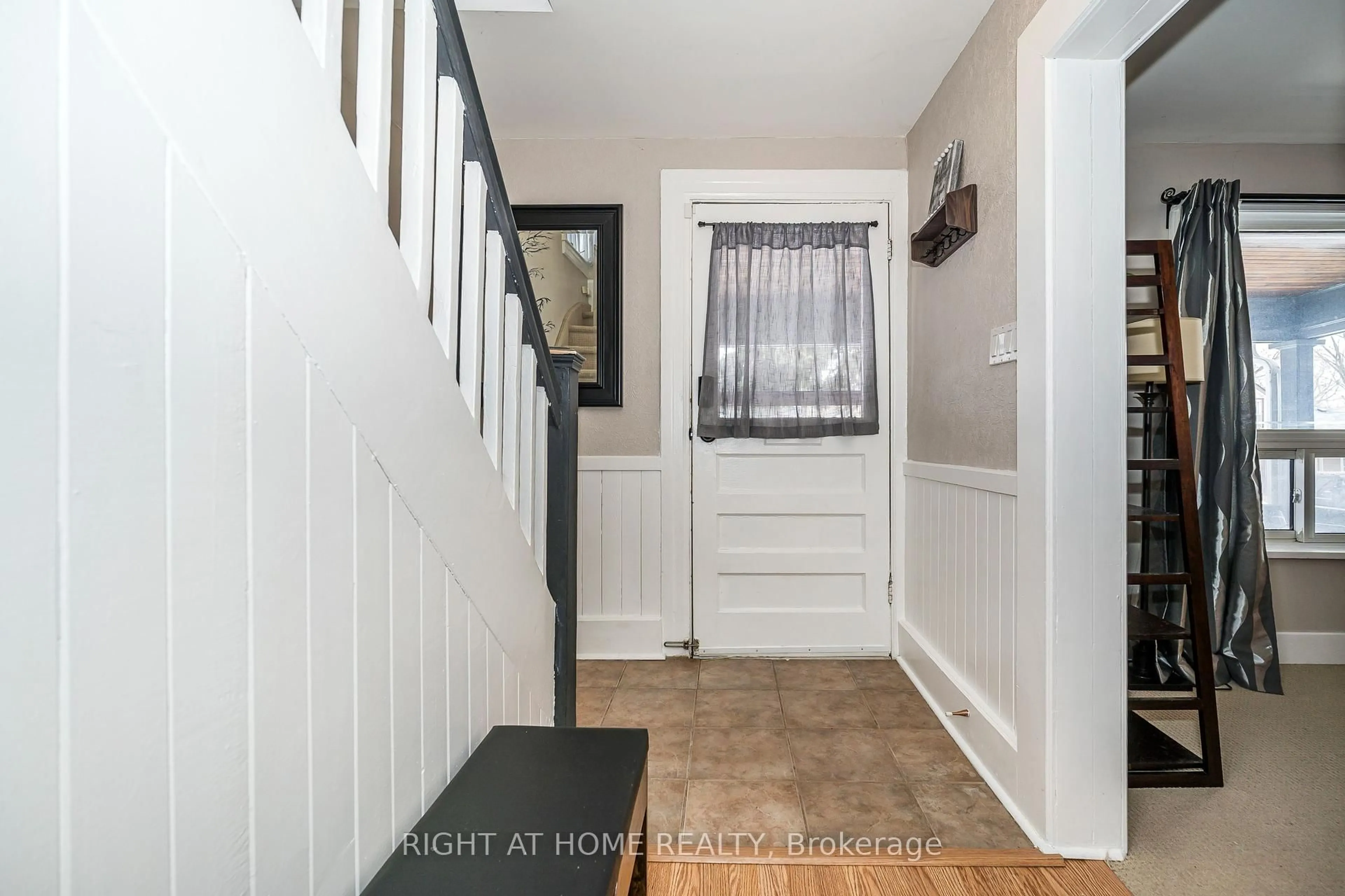 Indoor entryway for 214 Nassau St, Oshawa Ontario L1J 4A5