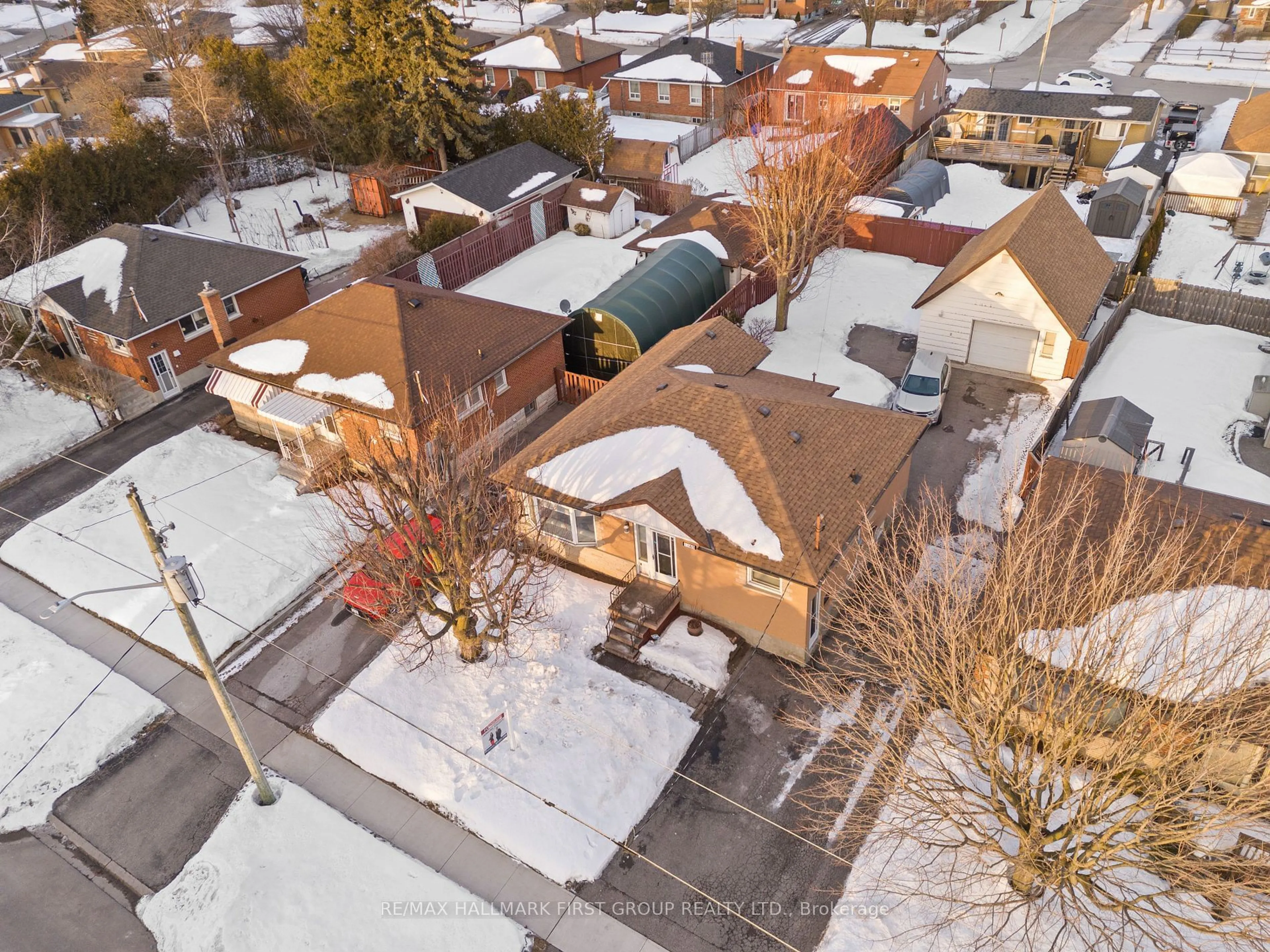 A pic from outside/outdoor area/front of a property/back of a property/a pic from drone, street for 1165 Ravine Rd, Oshawa Ontario L1H 4E1