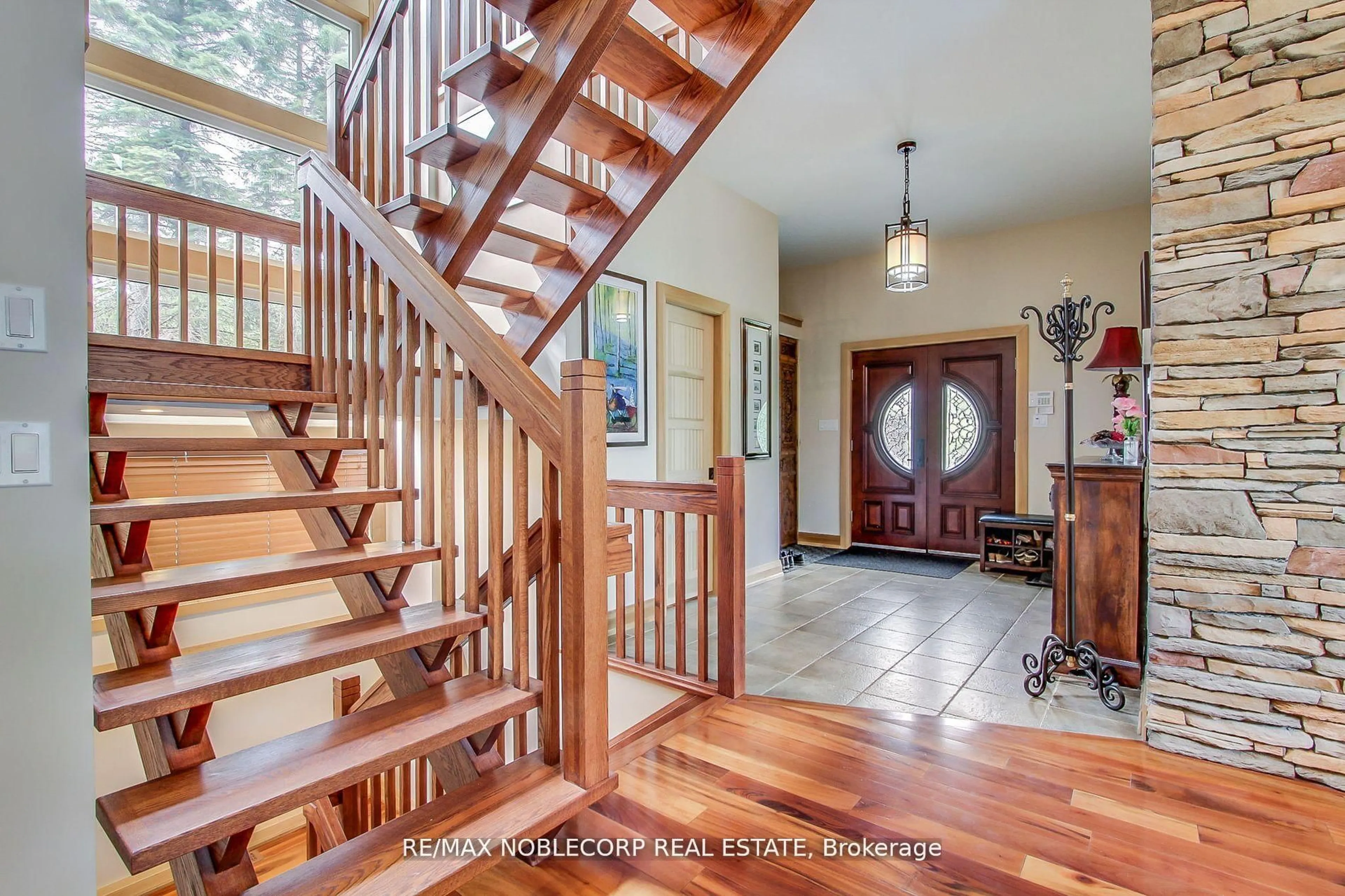 Indoor entryway for 11201 Lake Ridge Rd, Scugog Ontario L9L 1V7