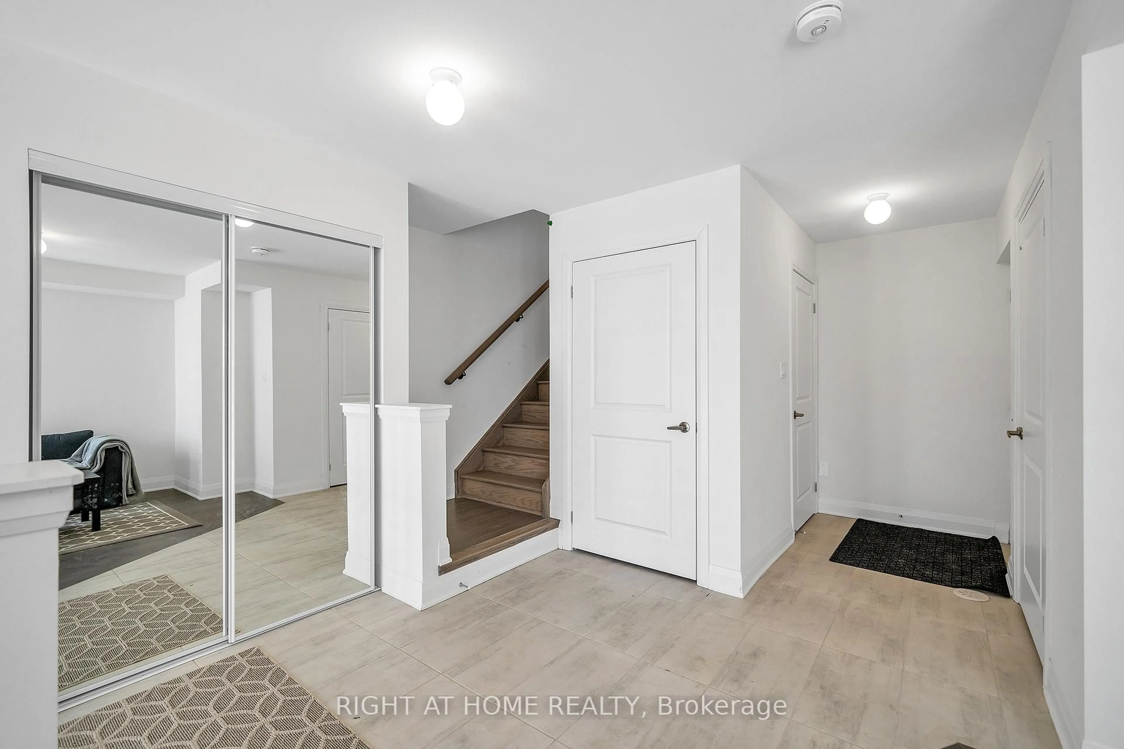 Indoor entryway for 595 Port Darlington Rd, Clarington Ontario L1C 7G1