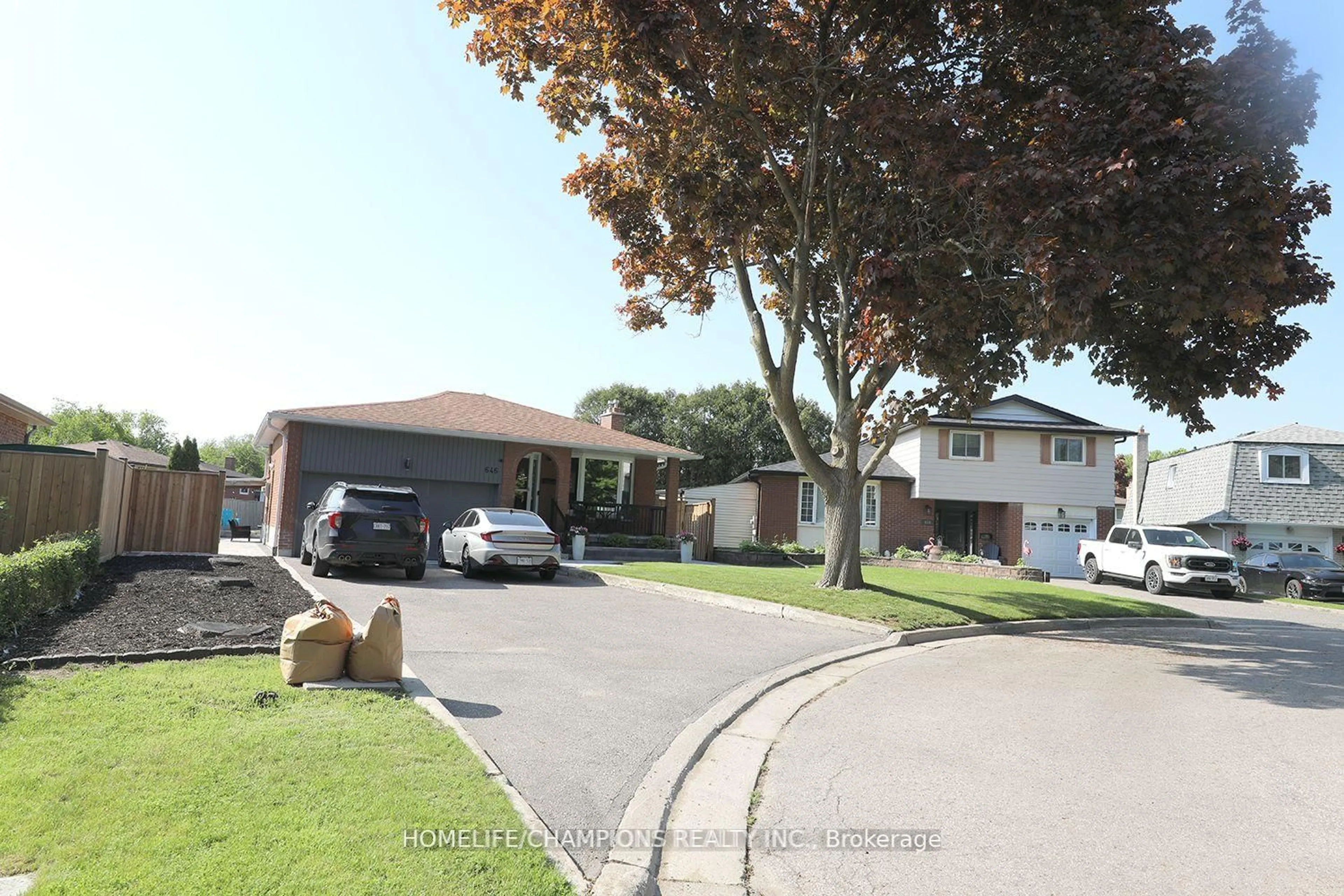 A pic from outside/outdoor area/front of a property/back of a property/a pic from drone, street for 646 Chancery Crt, Oshawa Ontario L1G 6P8