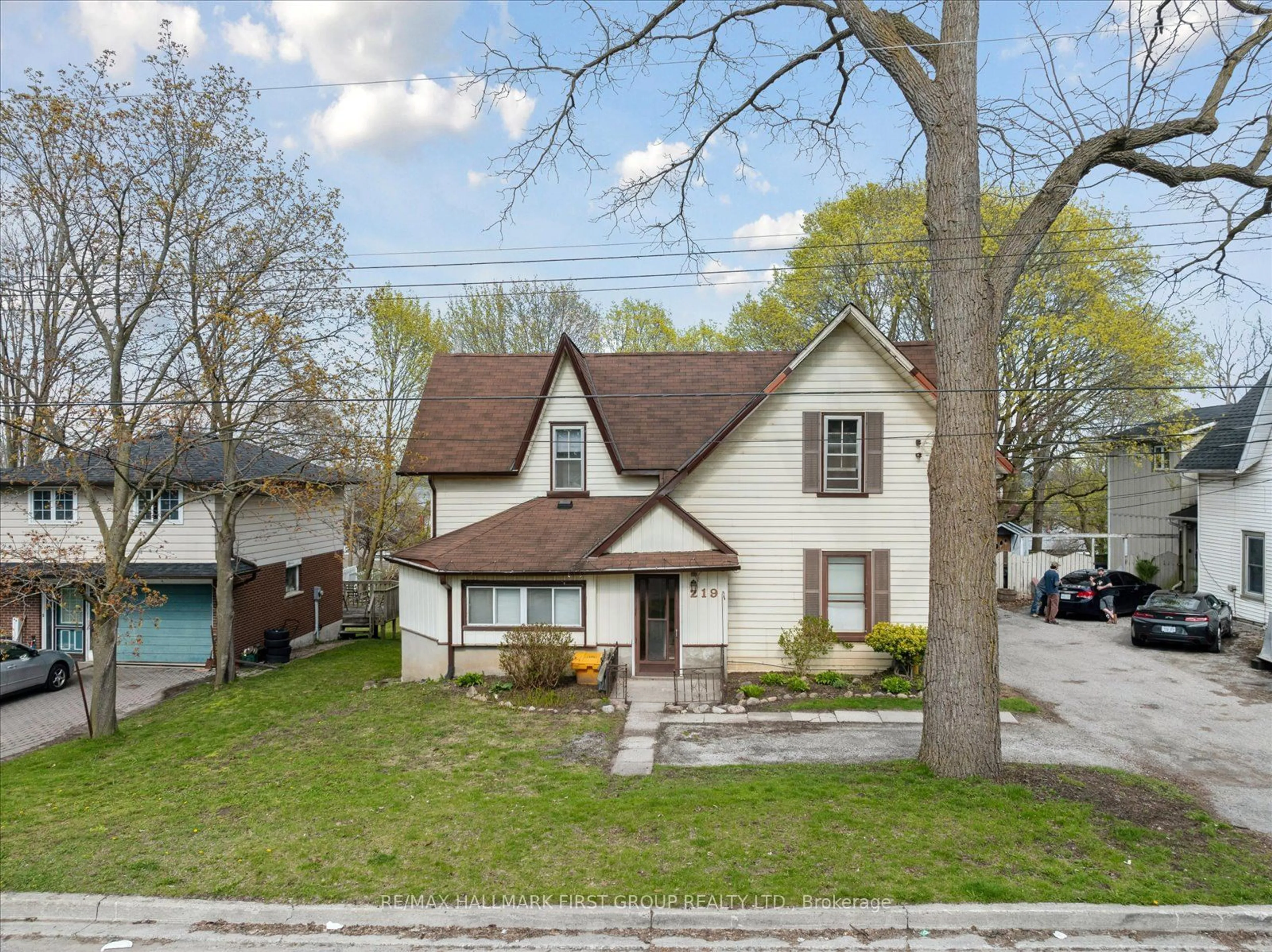 A pic from outside/outdoor area/front of a property/back of a property/a pic from drone, street for 219 Cochrane St, Scugog Ontario L9L 1M1