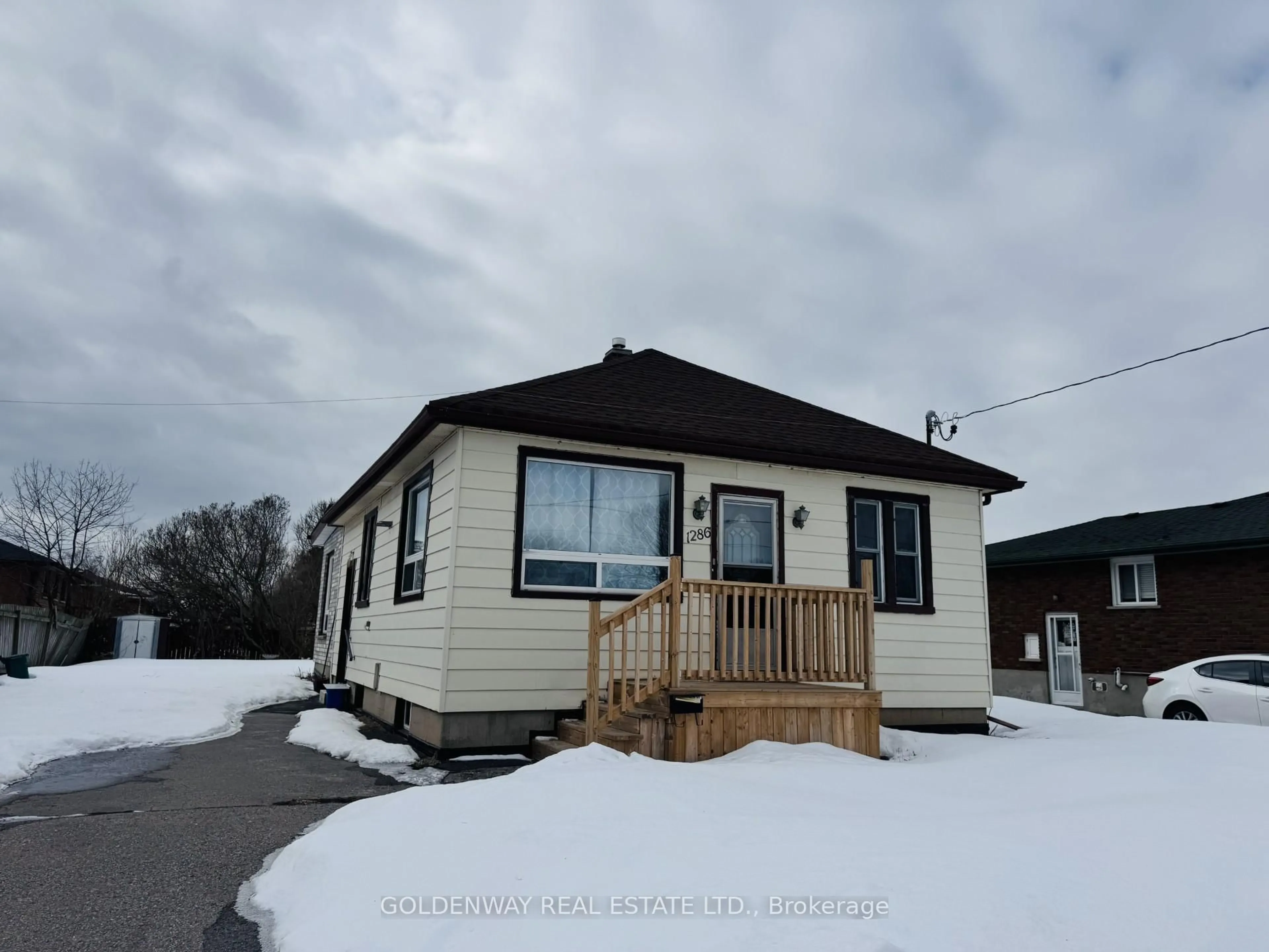 Home with vinyl exterior material, building for 1286 Cedar St, Oshawa Ontario L1J 3S2