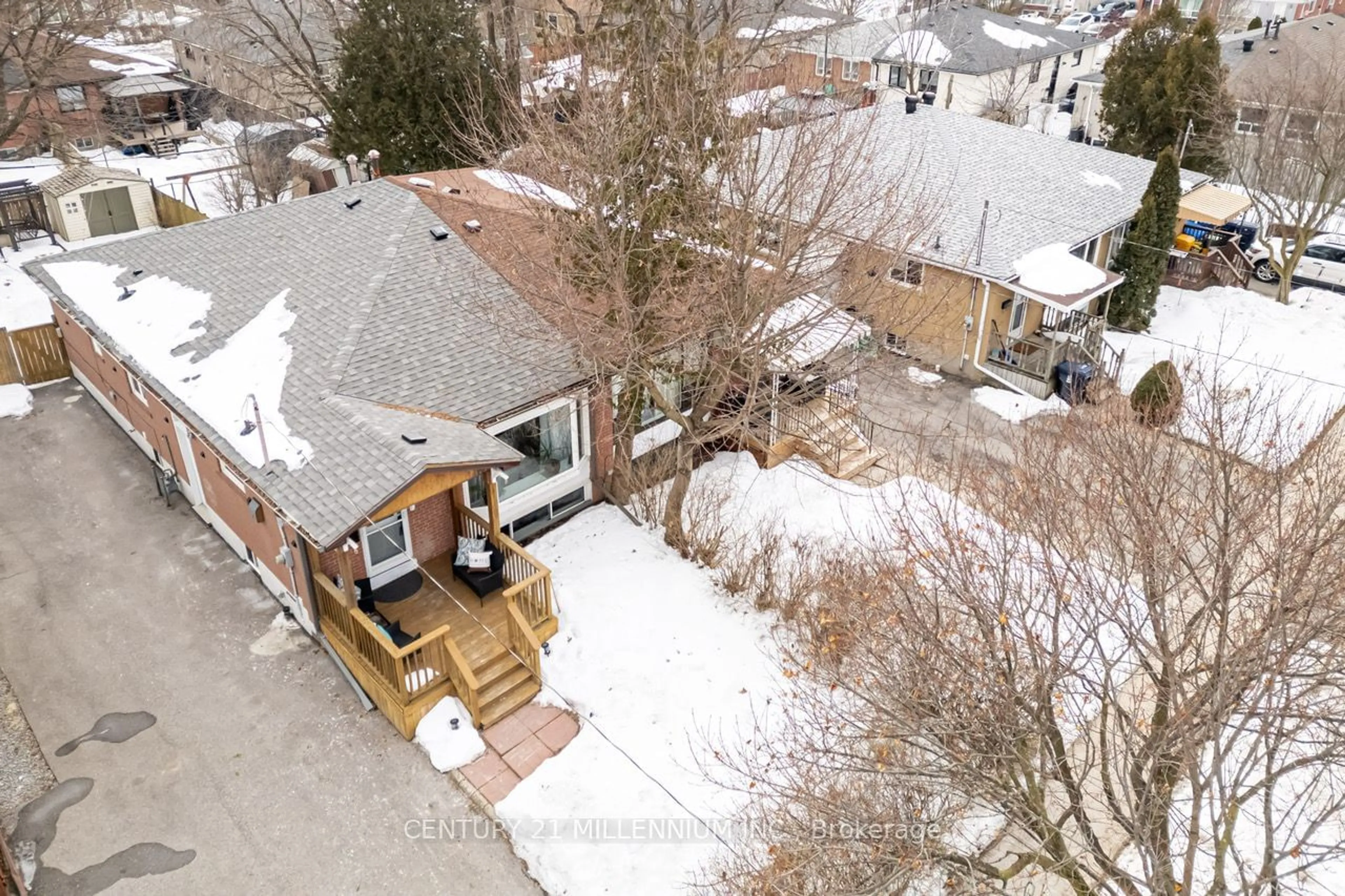 A pic from outside/outdoor area/front of a property/back of a property/a pic from drone, street for 61 Newlands Ave, Toronto Ontario M1L 1S1