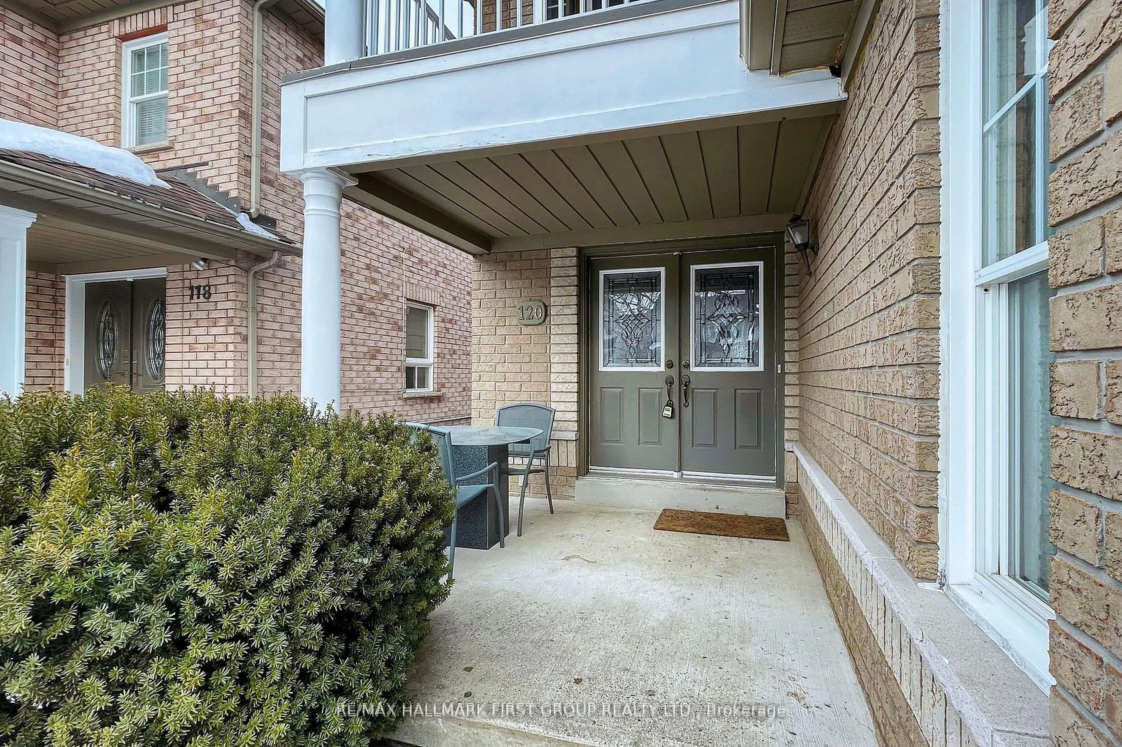 Patio, street for 120 Candlebrook Dr, Whitby Ontario L1R 2V7