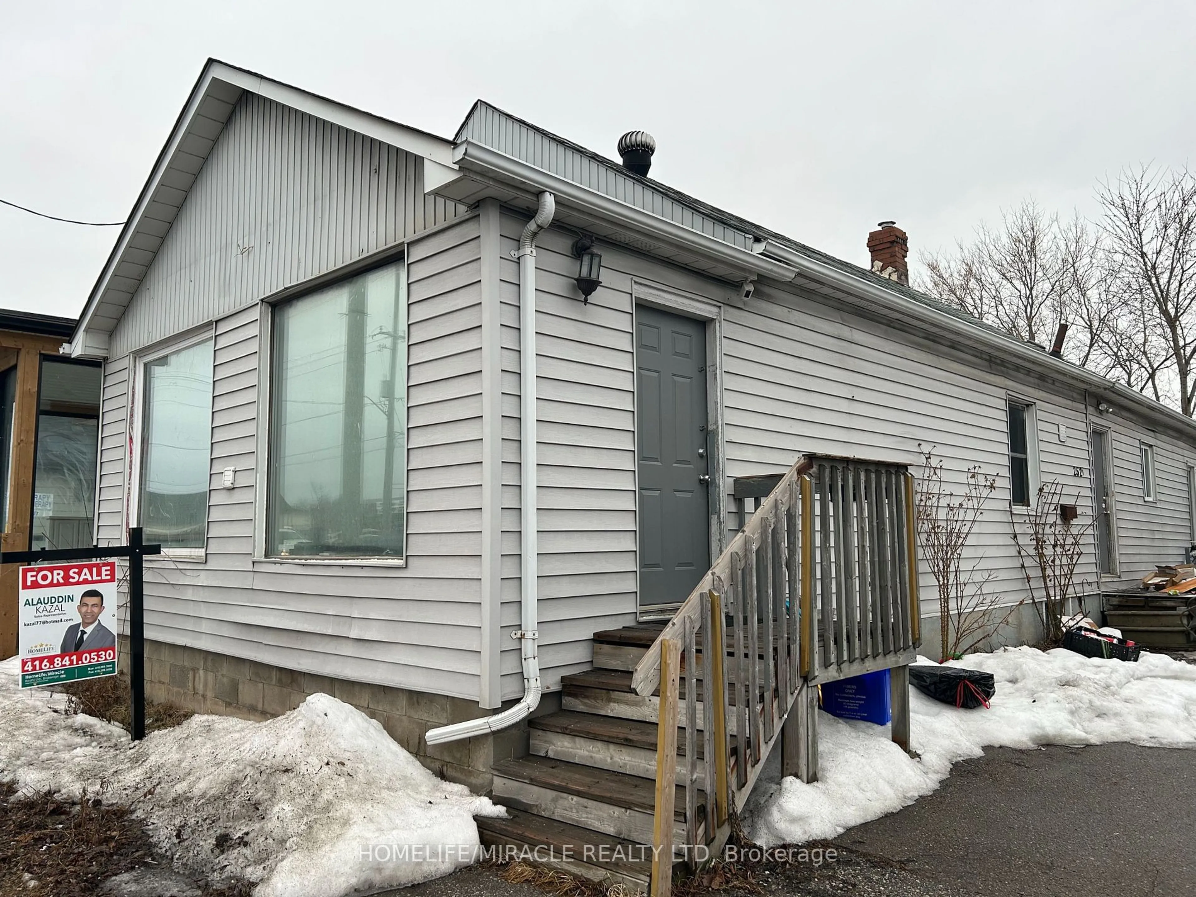 Home with vinyl exterior material, building for 252 Bloor St, Oshawa Ontario L1H 3M6