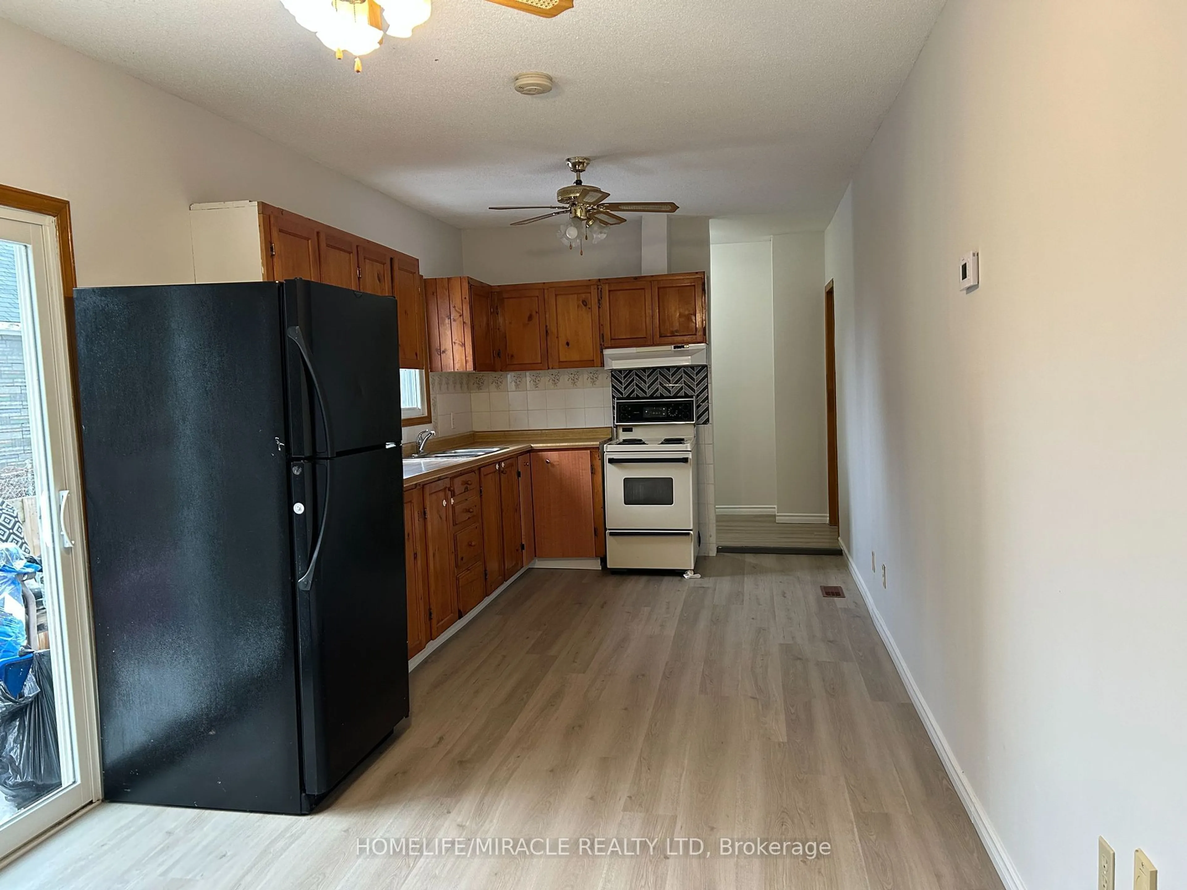 Standard kitchen, unknown for 252 Bloor St, Oshawa Ontario L1H 3M6