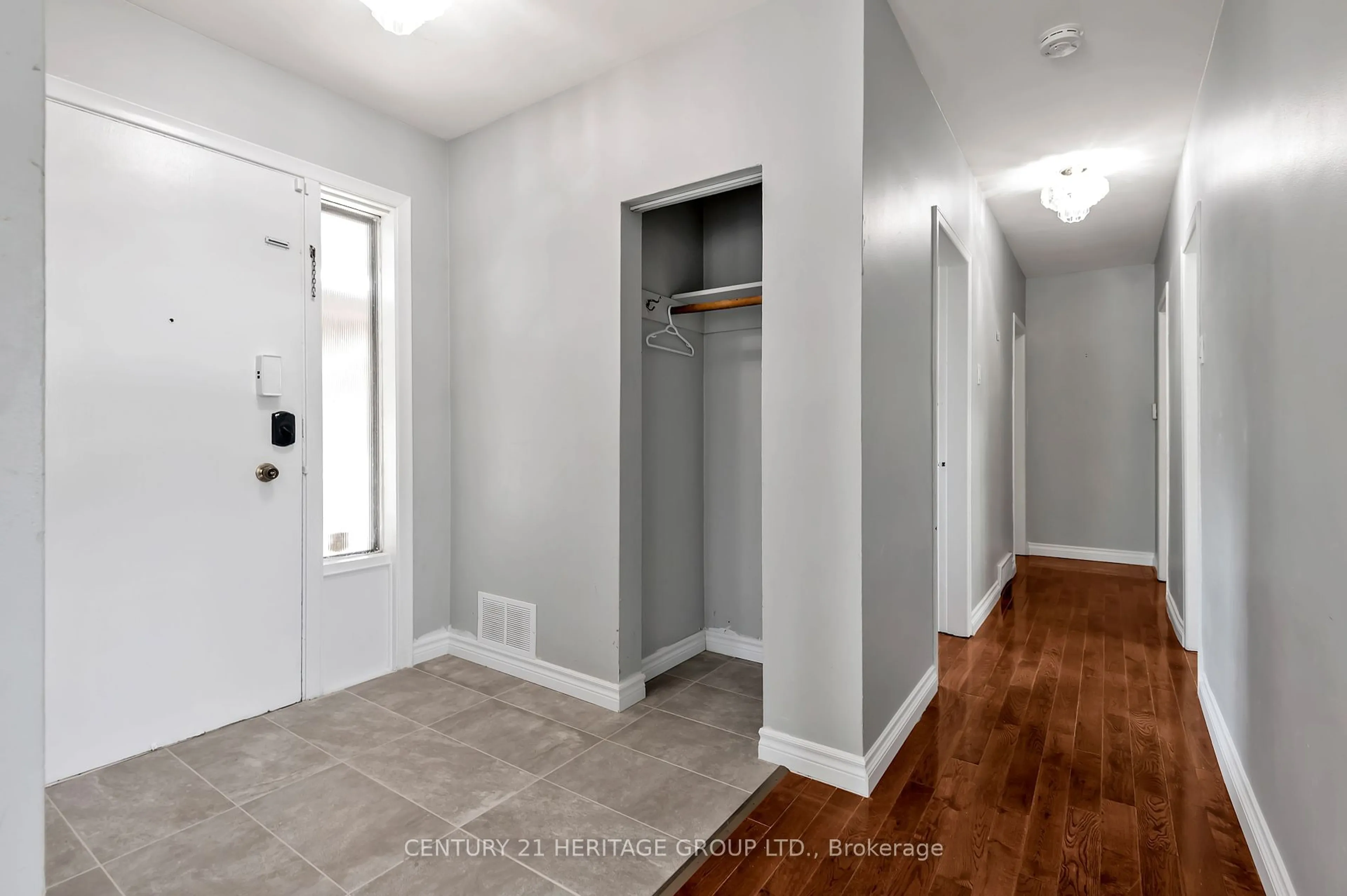 Indoor entryway for 12 Kitson Dr, Toronto Ontario M1M 3C8