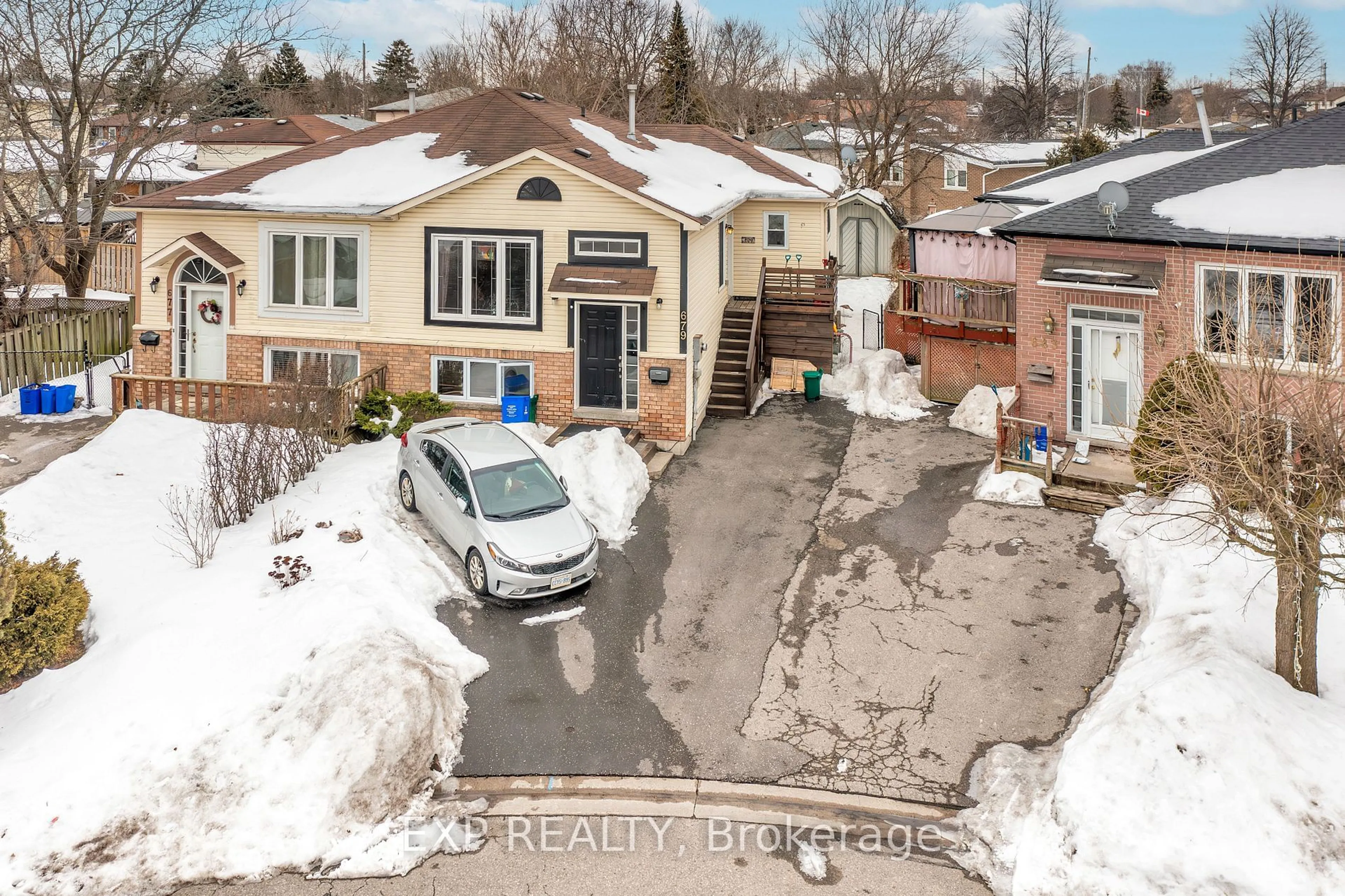 A pic from outside/outdoor area/front of a property/back of a property/a pic from drone, street for 679 Frobisher Crt, Oshawa Ontario L1J 8M9