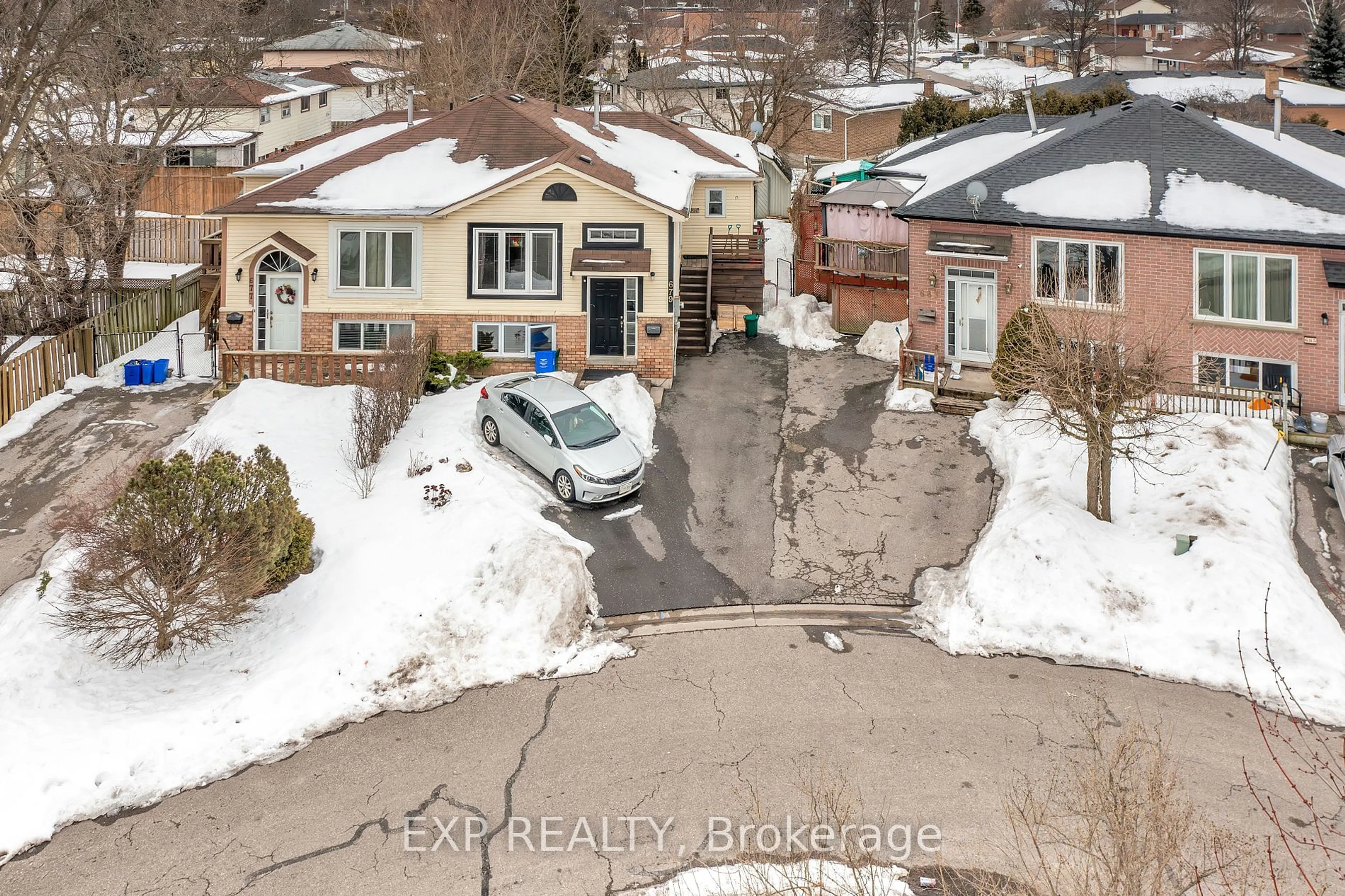 A pic from outside/outdoor area/front of a property/back of a property/a pic from drone, street for 679 Frobisher Crt, Oshawa Ontario L1J 8M9