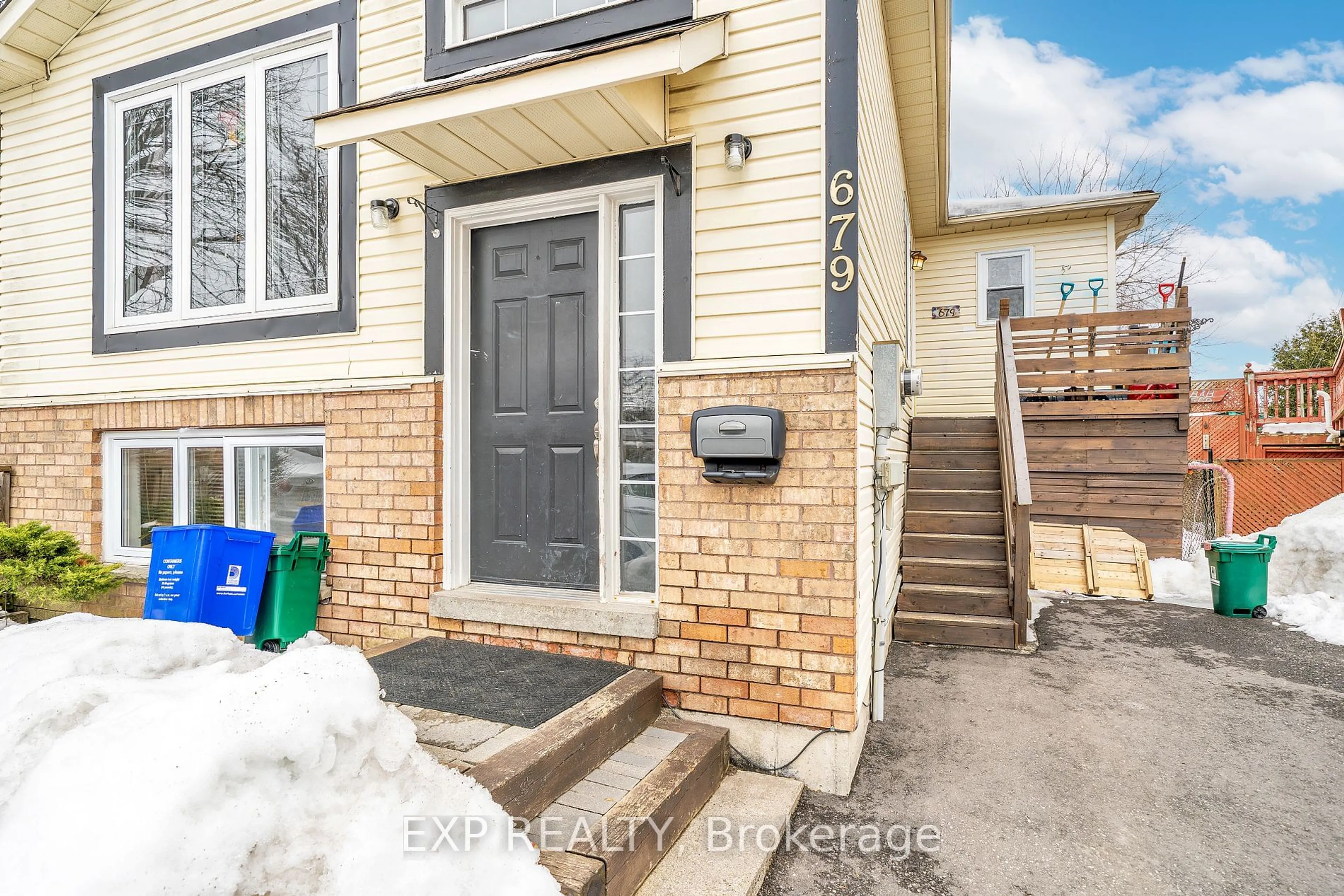 Indoor entryway for 679 Frobisher Crt, Oshawa Ontario L1J 8M9