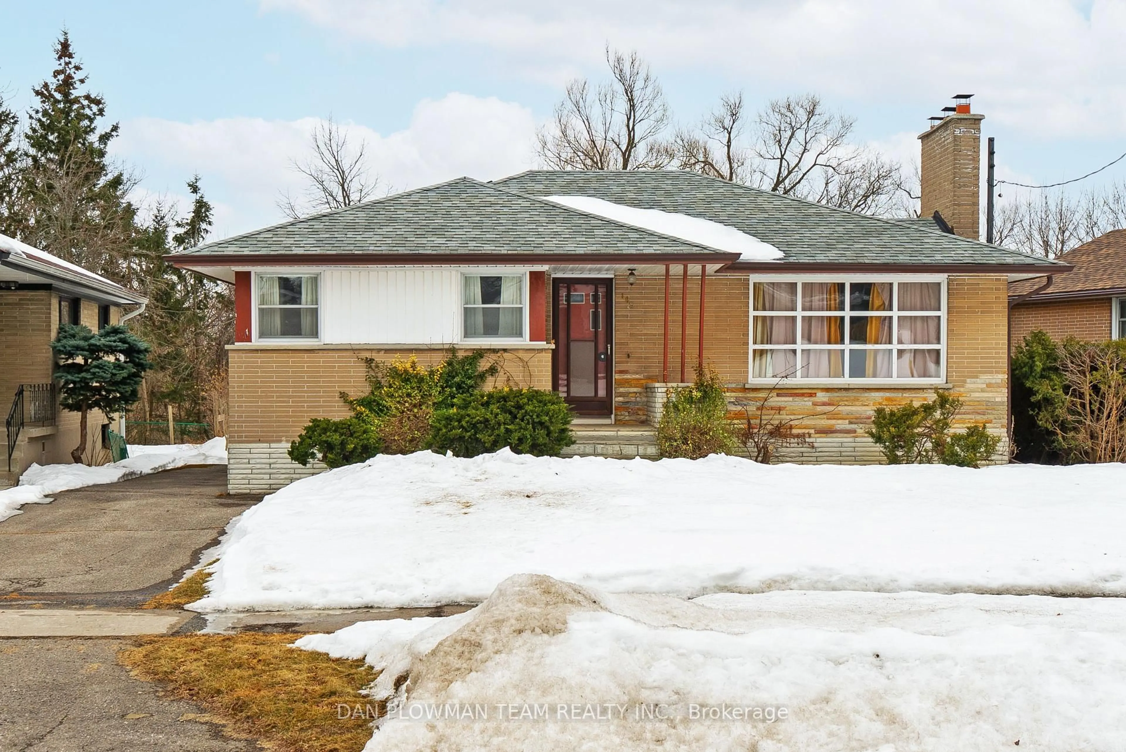 Home with brick exterior material, street for 185 Southlawn Ave, Oshawa Ontario L1H 3Y5