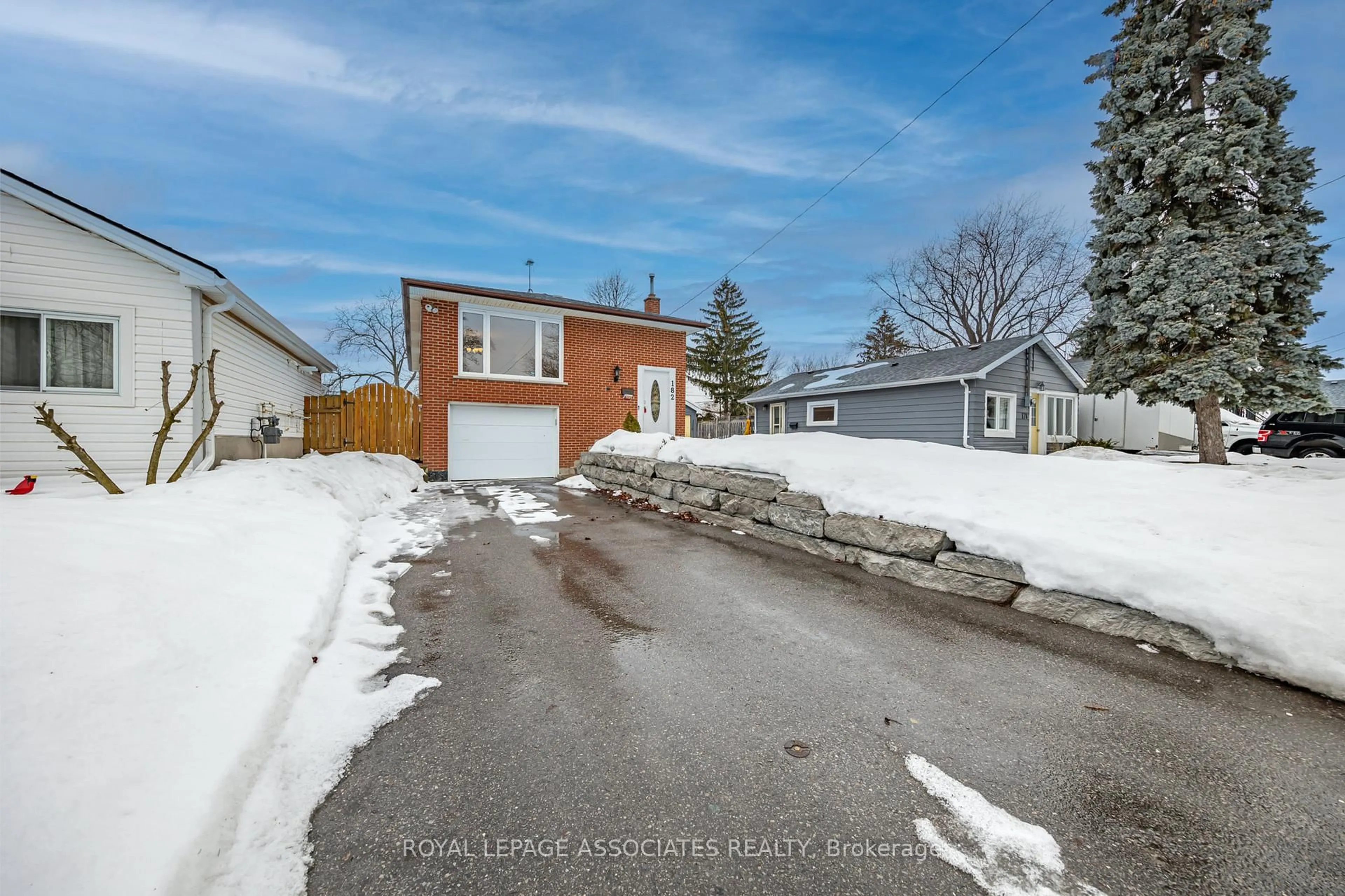 A pic from outside/outdoor area/front of a property/back of a property/a pic from drone, street for 182 Windsor St, Oshawa Ontario L1H 6G3