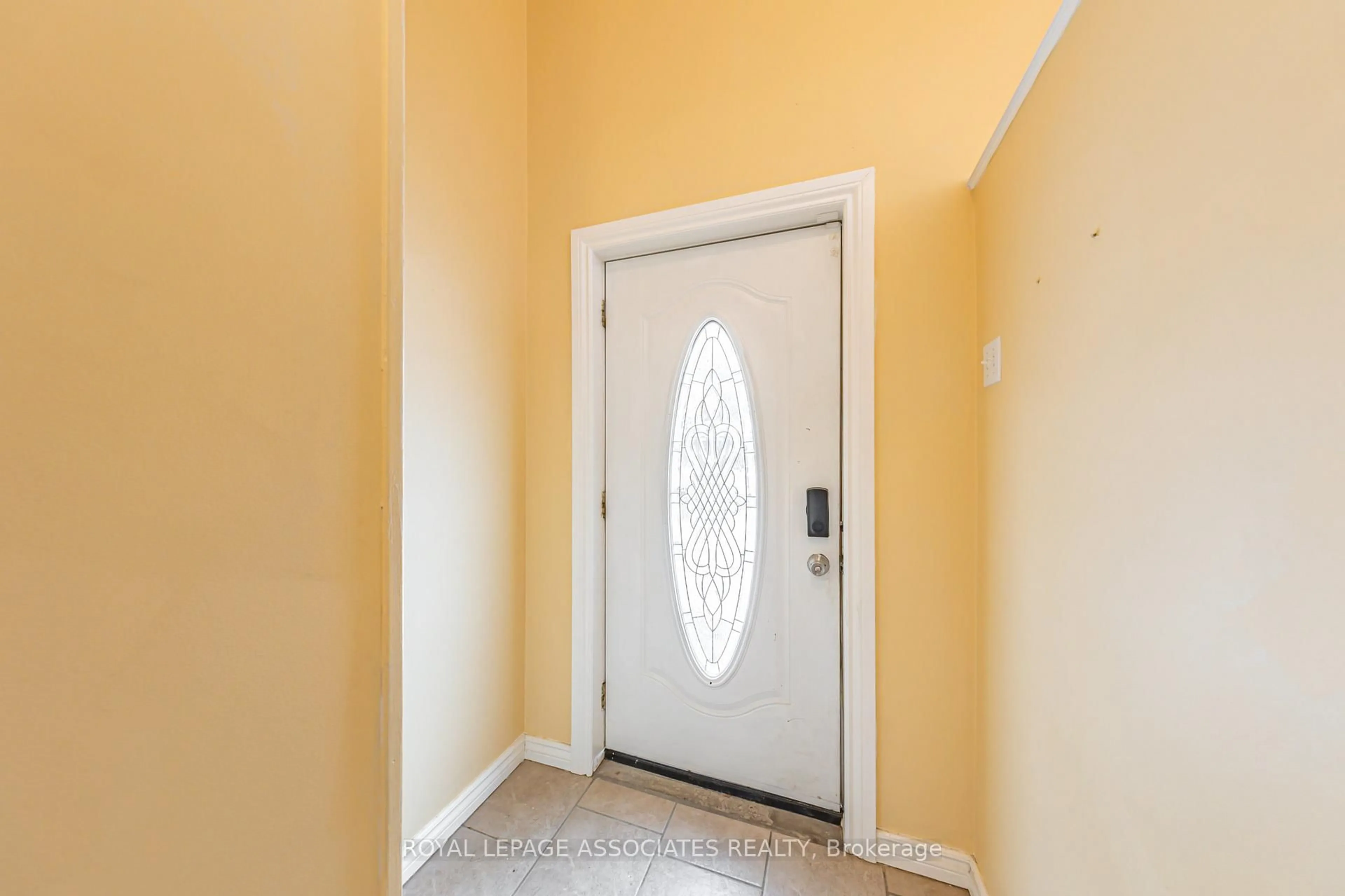 Indoor entryway for 182 Windsor St, Oshawa Ontario L1H 6G3