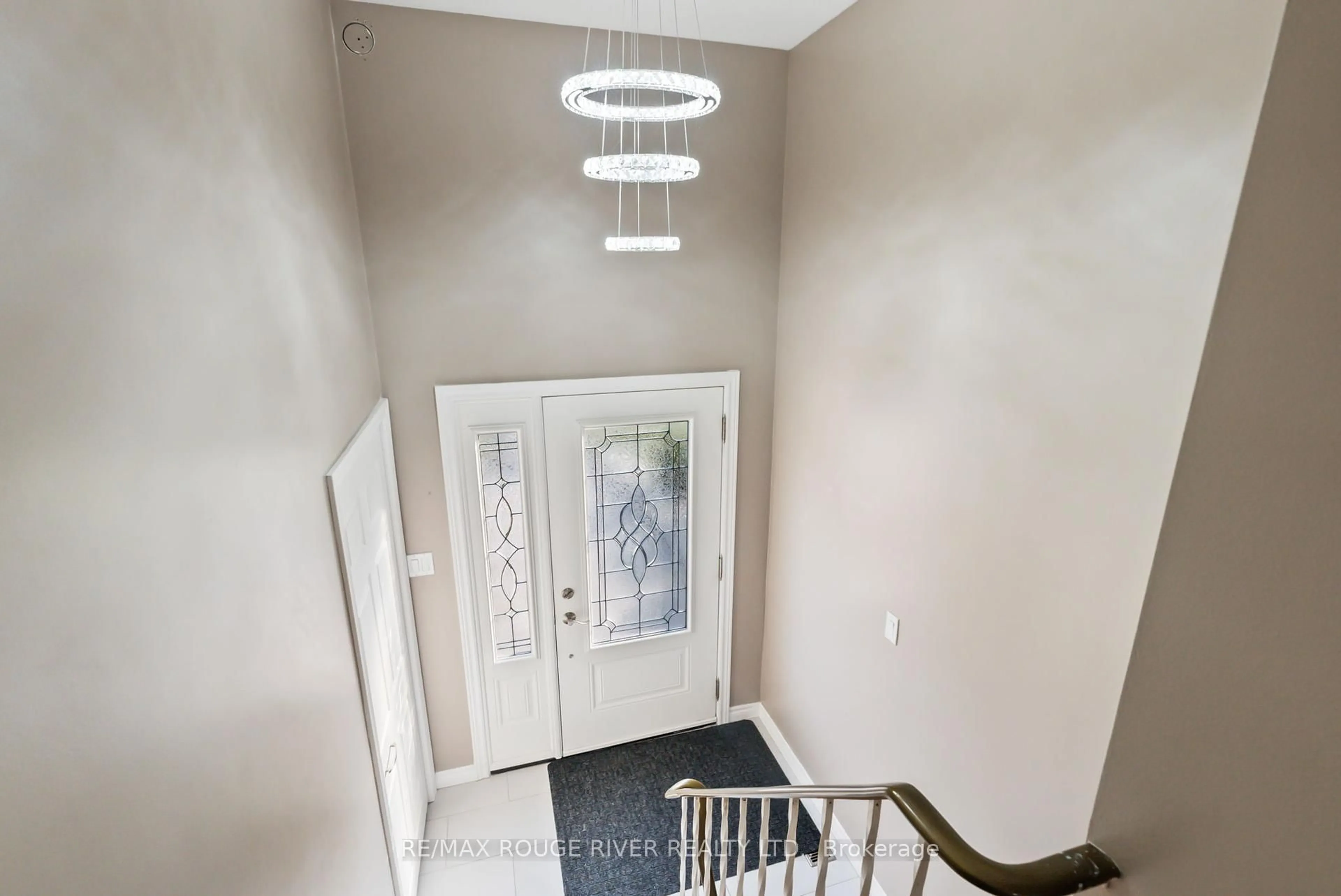 Indoor entryway for 386 Hillcroft St, Oshawa Ontario L1G 2M2