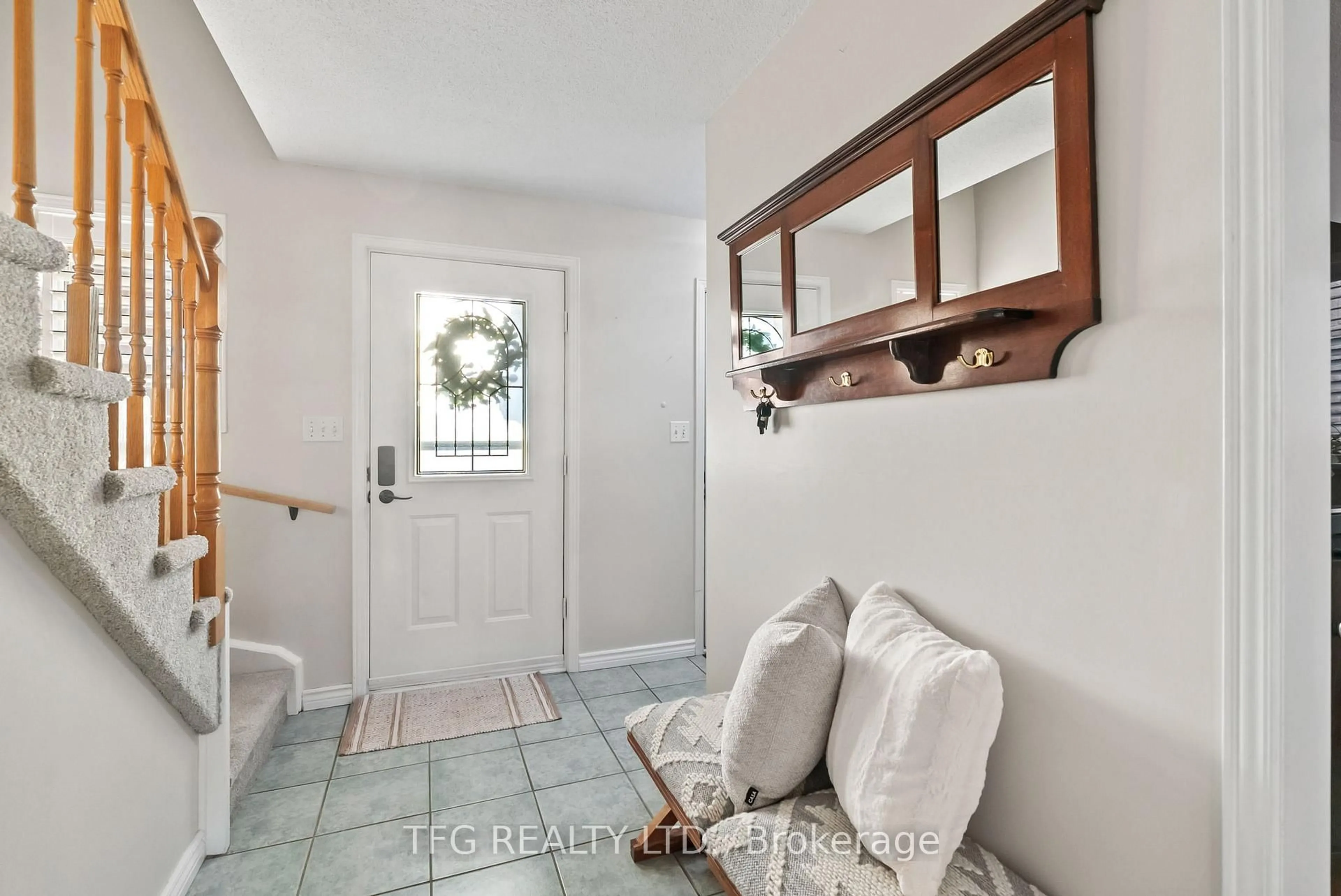 Indoor entryway for 15 Short Cres, Clarington Ontario L1E 2Z5