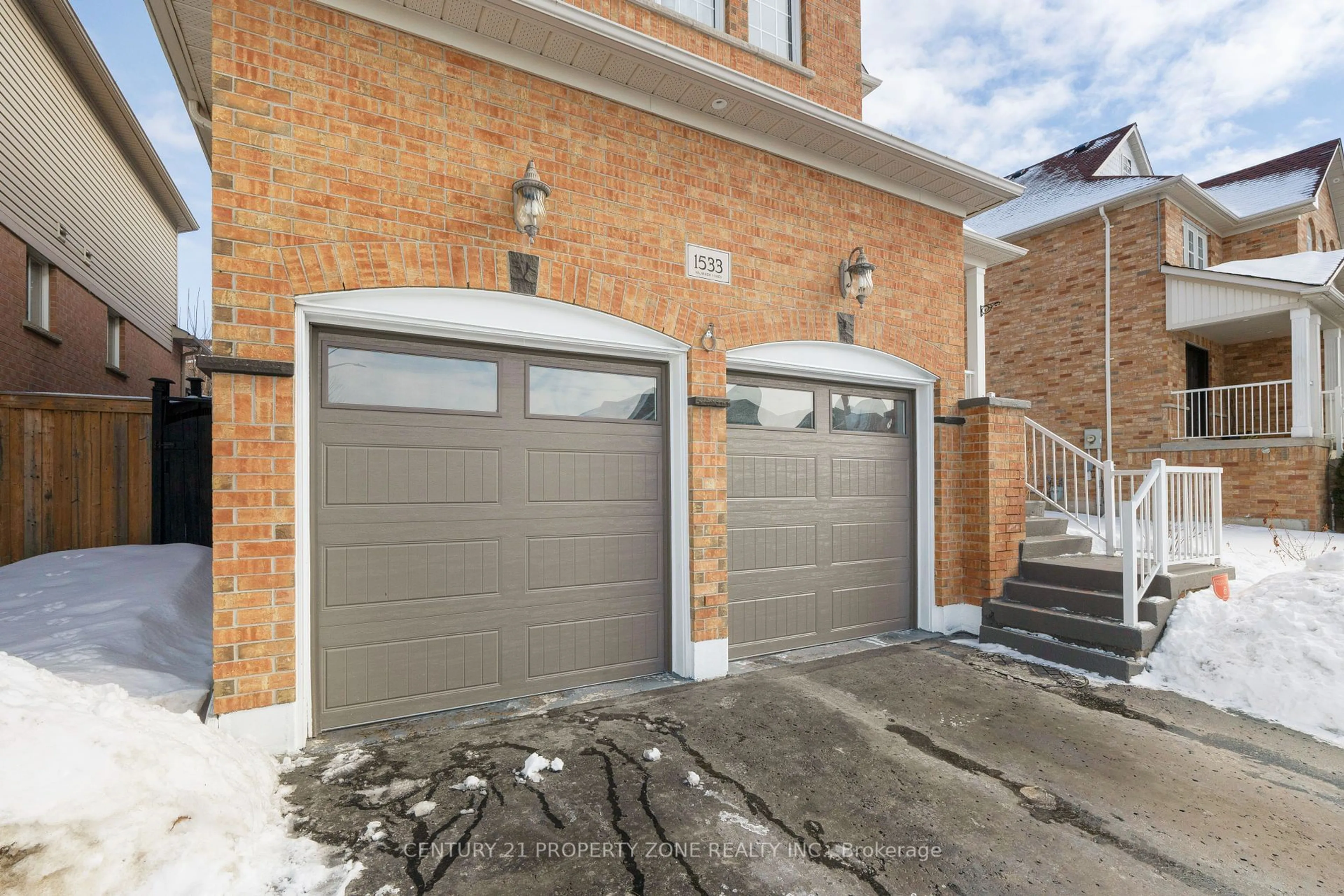 Indoor garage for 1533 Clearbrook Dr, Oshawa Ontario L1K 2P6