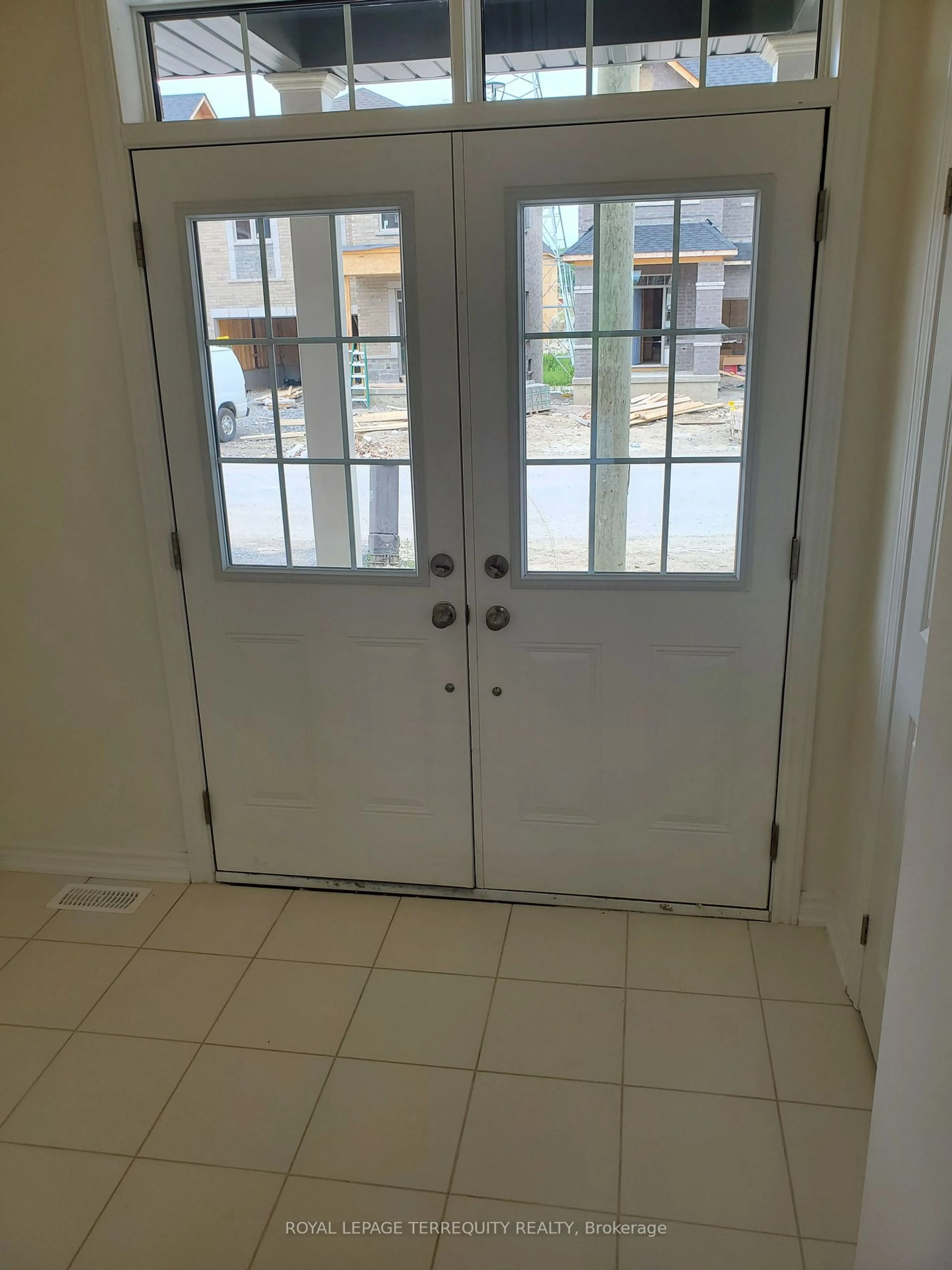 Indoor entryway for 1095 Skyridge Blvd, Pickering Ontario L1X 0M8