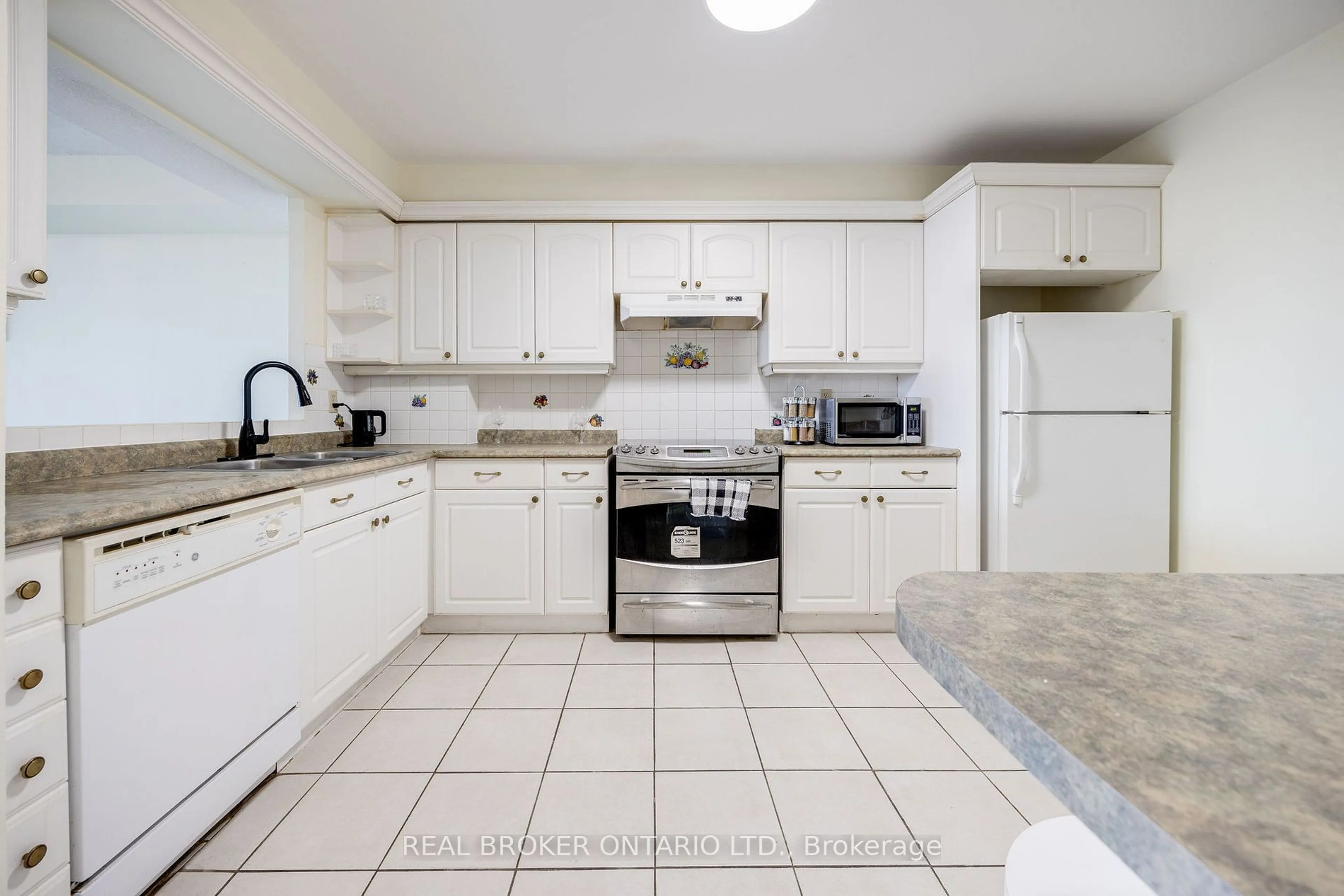 Standard kitchen, ceramic/tile floor for 4727 Sheppard Ave #608, Toronto Ontario M1S 5B3