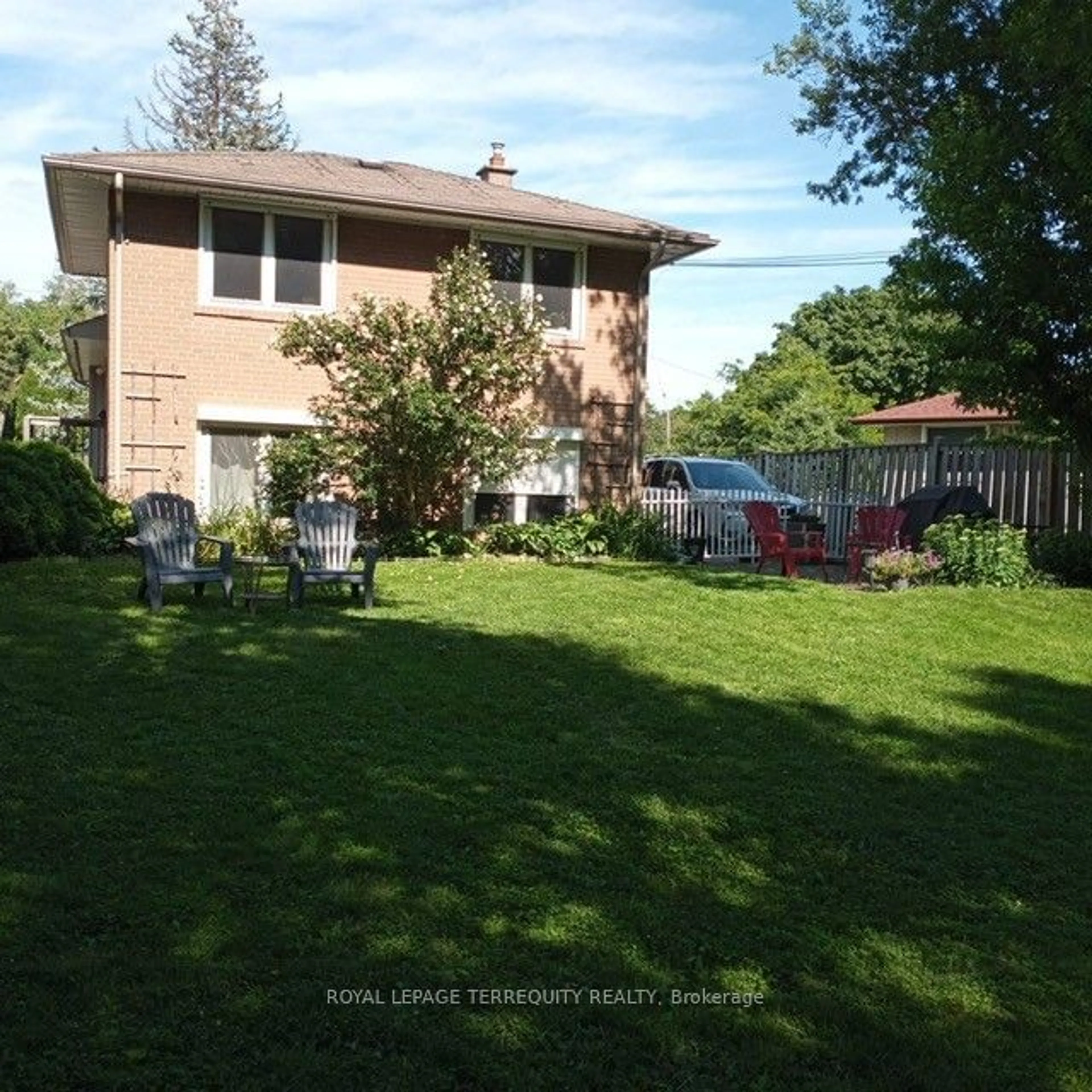 A pic from outside/outdoor area/front of a property/back of a property/a pic from drone, street for 4 Bromton Dr, Toronto Ontario M1P 4B8