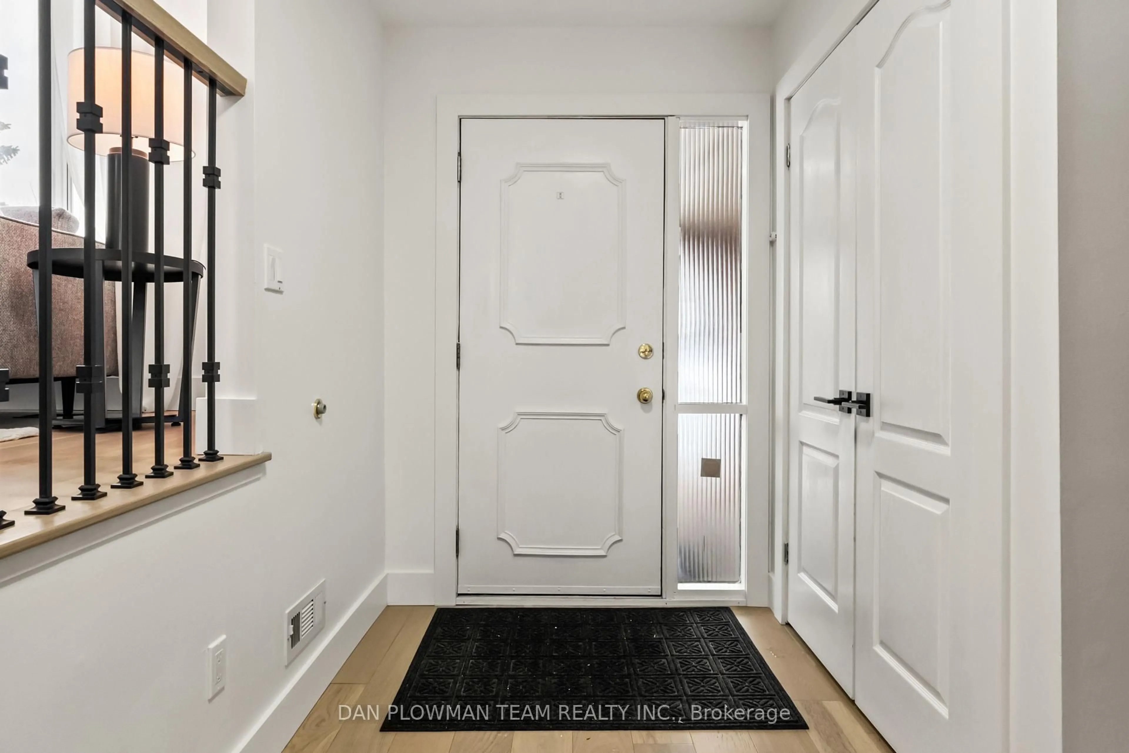 Indoor entryway for 941 William Booth Cres, Oshawa Ontario L1G 7N3