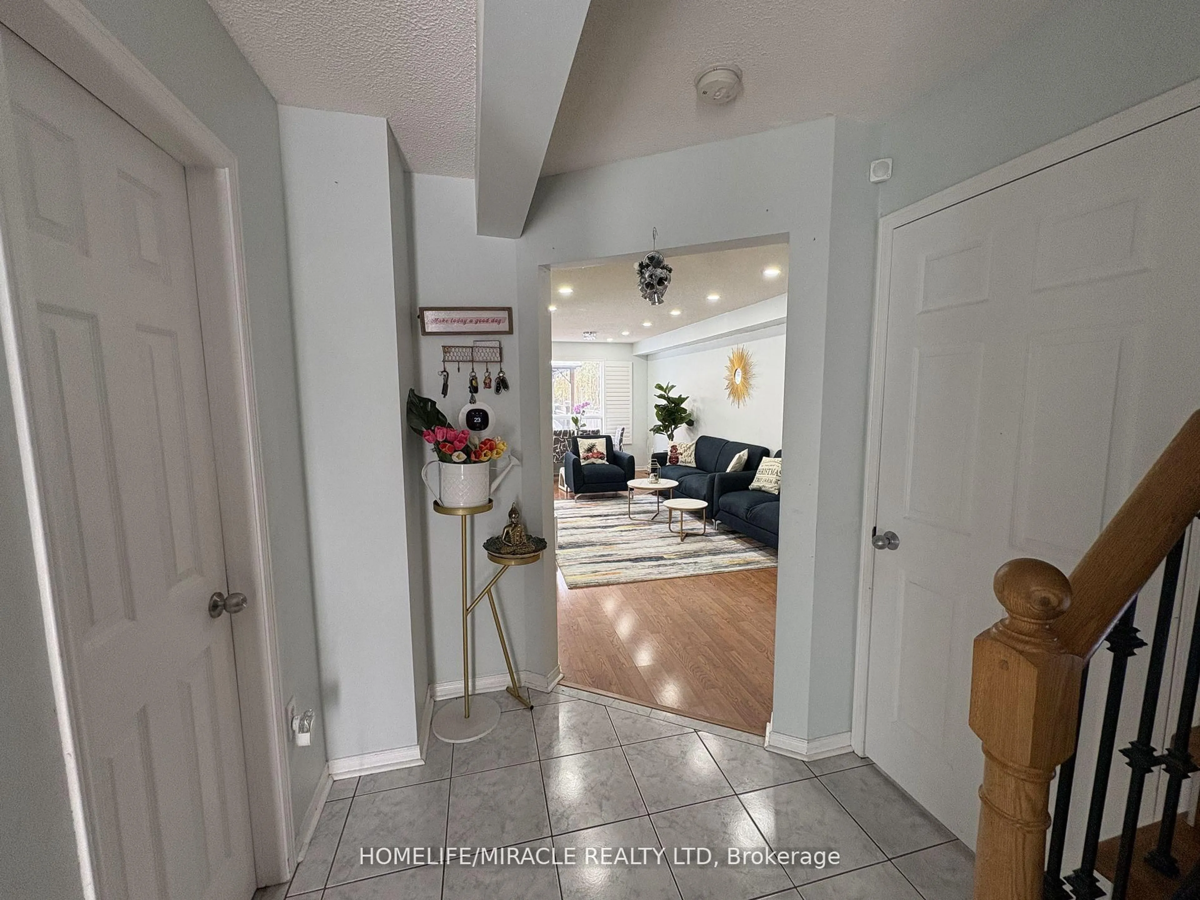 Indoor entryway for 15 Heaver Dr, Whitby Ontario L1N 9K4