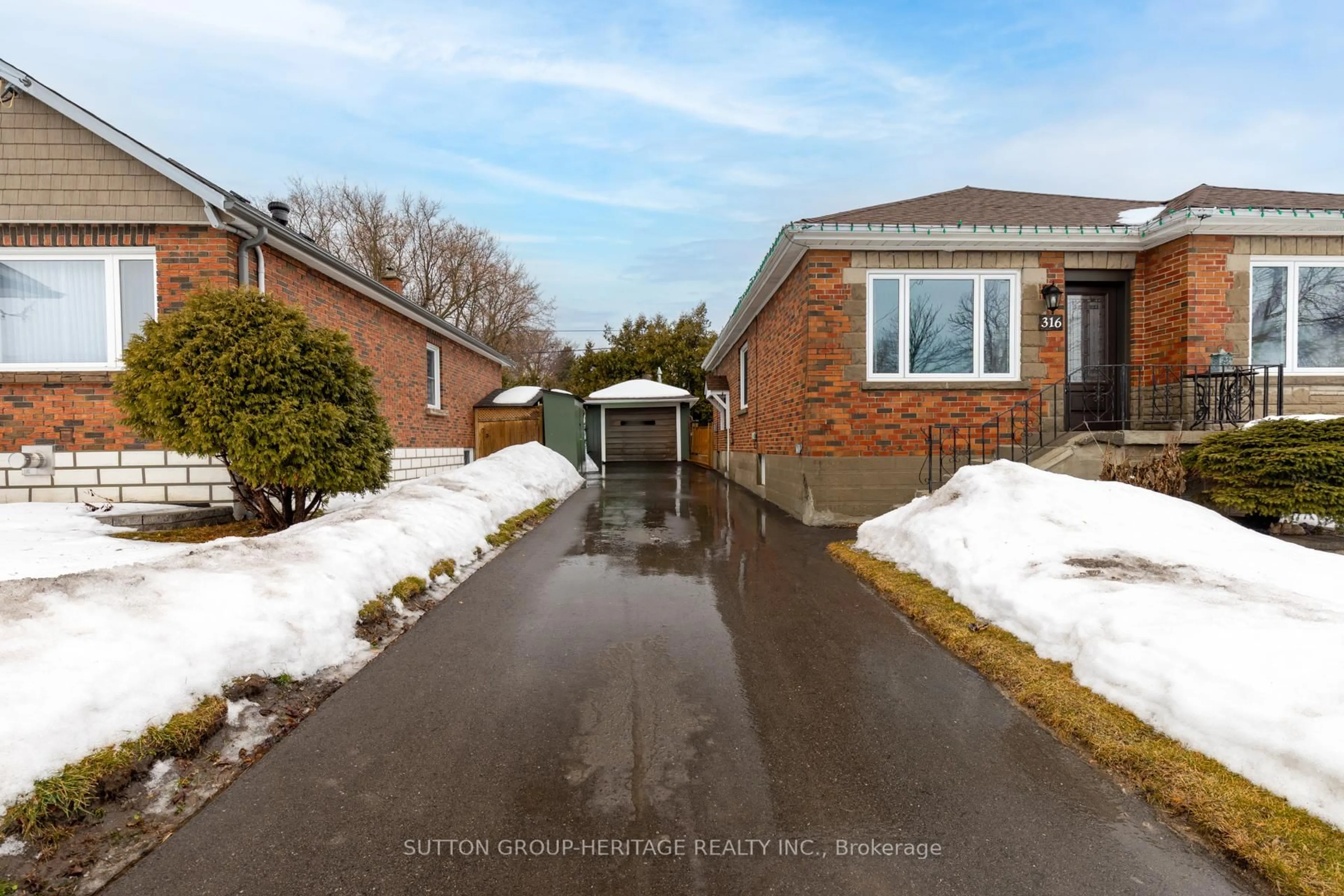 A pic from outside/outdoor area/front of a property/back of a property/a pic from drone, street for 316 Central Park Blvd, Oshawa Ontario L1H 5X1