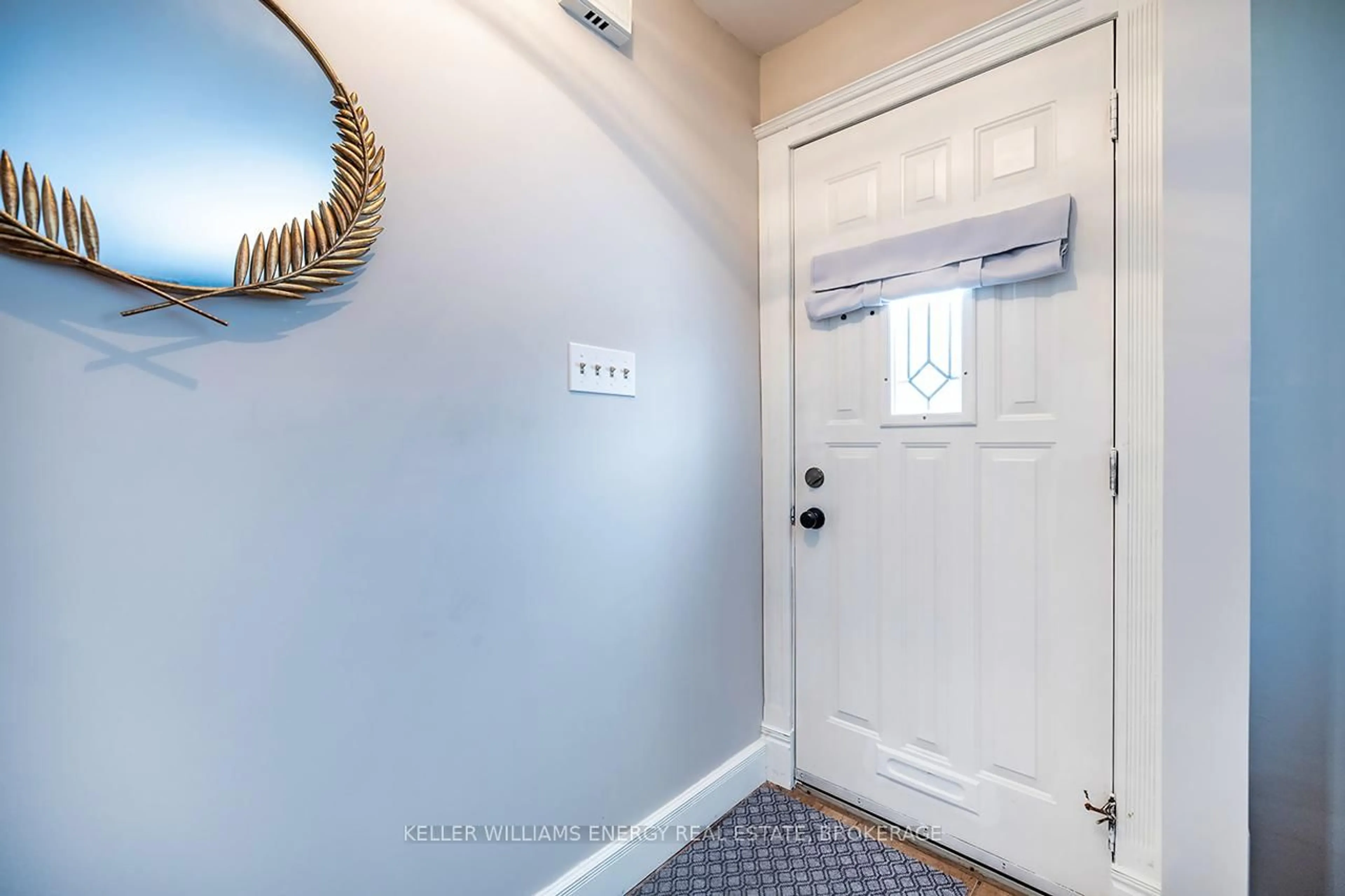 Indoor entryway for 302 Drew St, Oshawa Ontario L1H 5A7