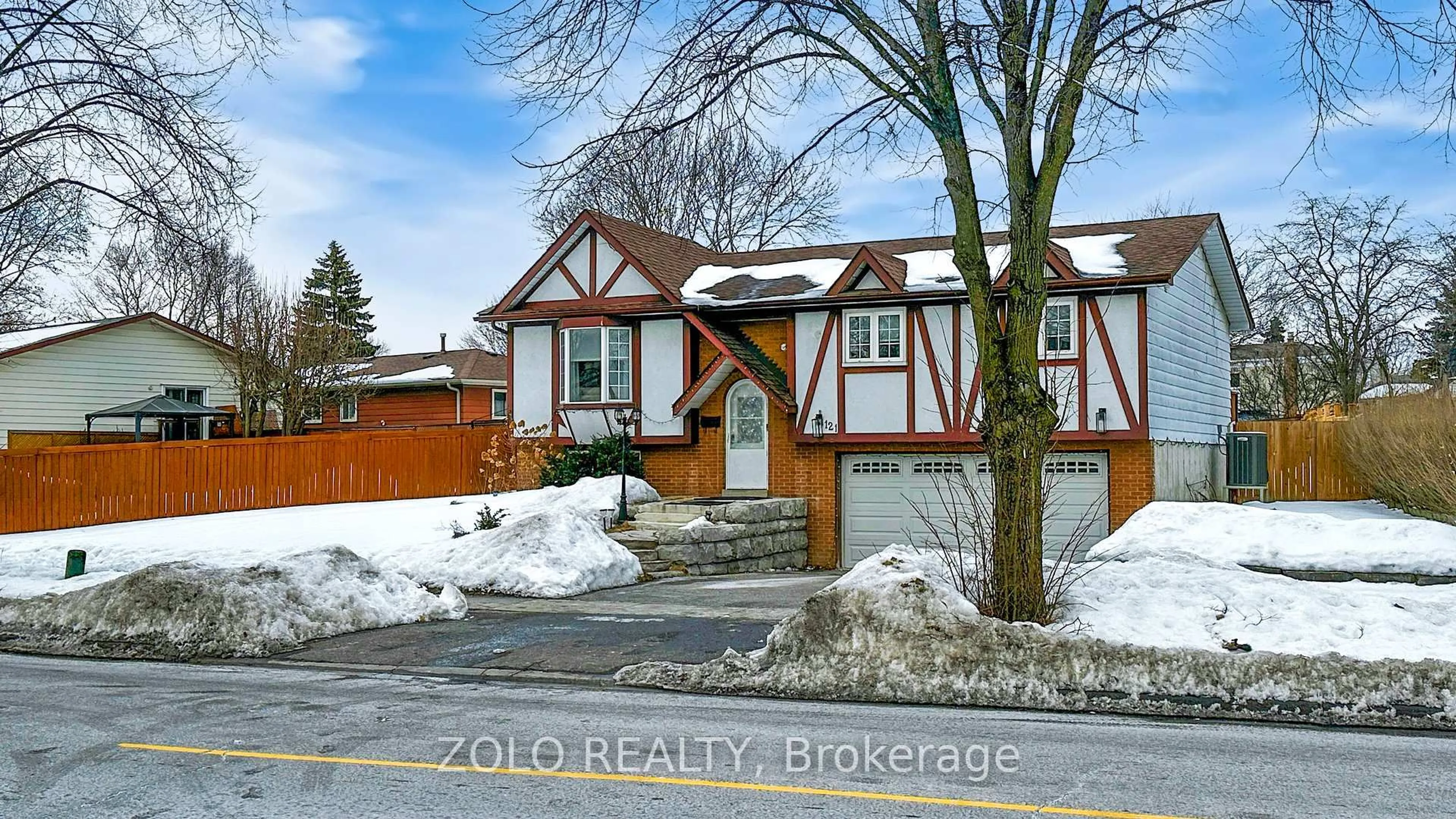 Indoor entryway for 121 Michael Blvd, Whitby Ontario L1N 5Y5