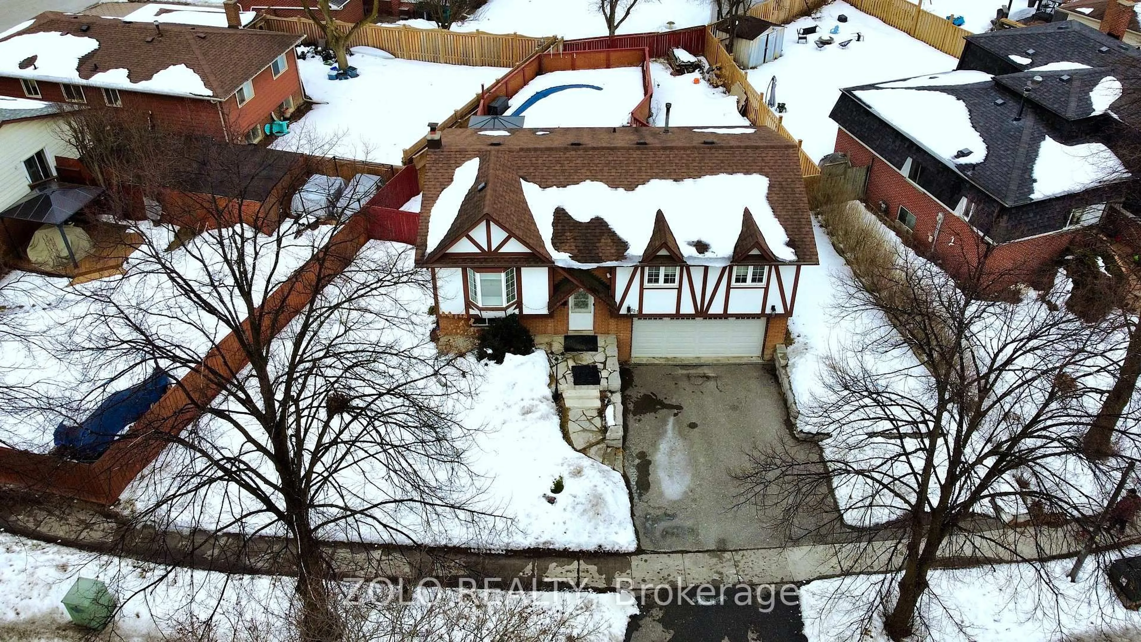 A pic from outside/outdoor area/front of a property/back of a property/a pic from drone, city buildings view from balcony for 121 Michael Blvd, Whitby Ontario L1N 5Y5