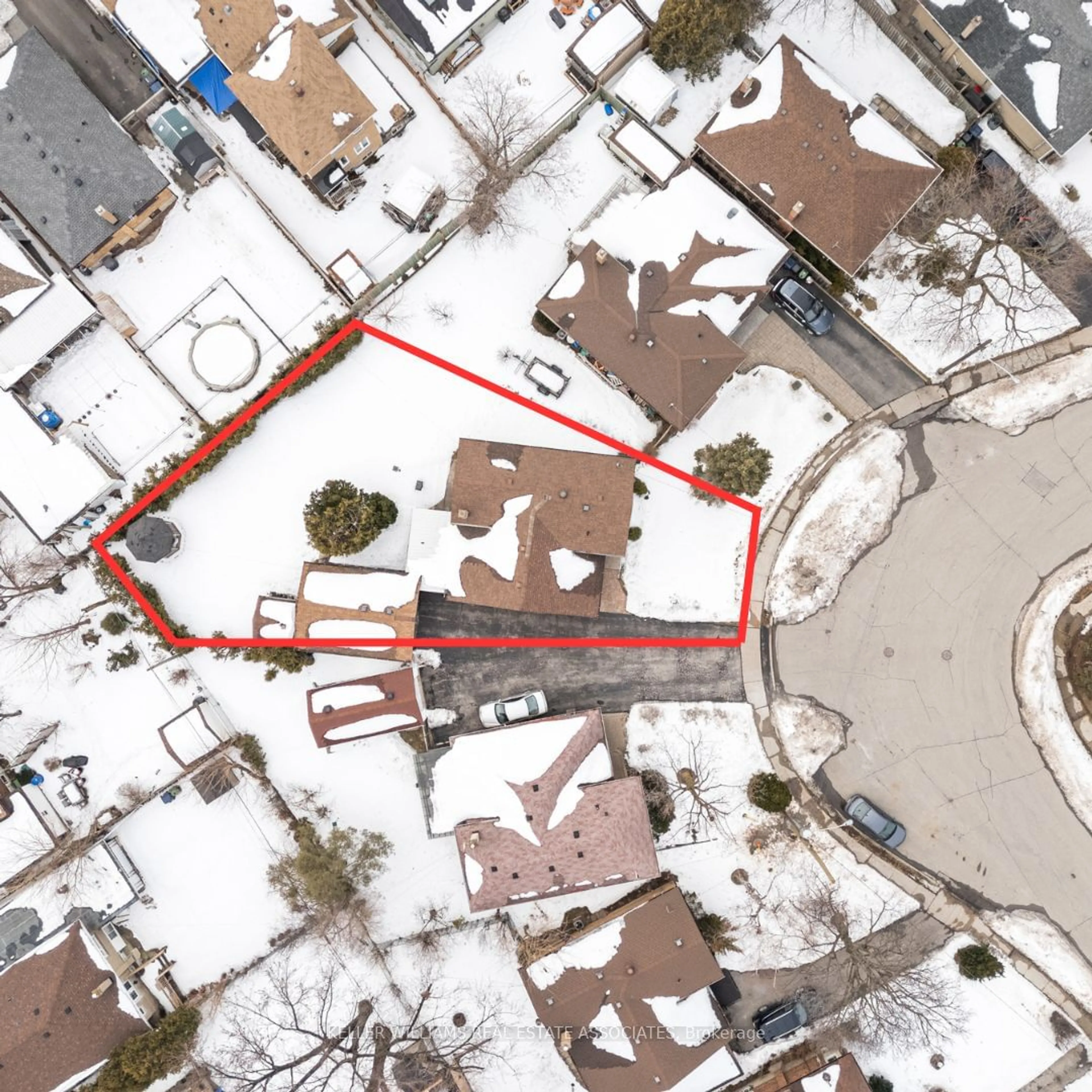 A pic from outside/outdoor area/front of a property/back of a property/a pic from drone, street for 34 Holford Cres, Toronto Ontario M1T 1M1