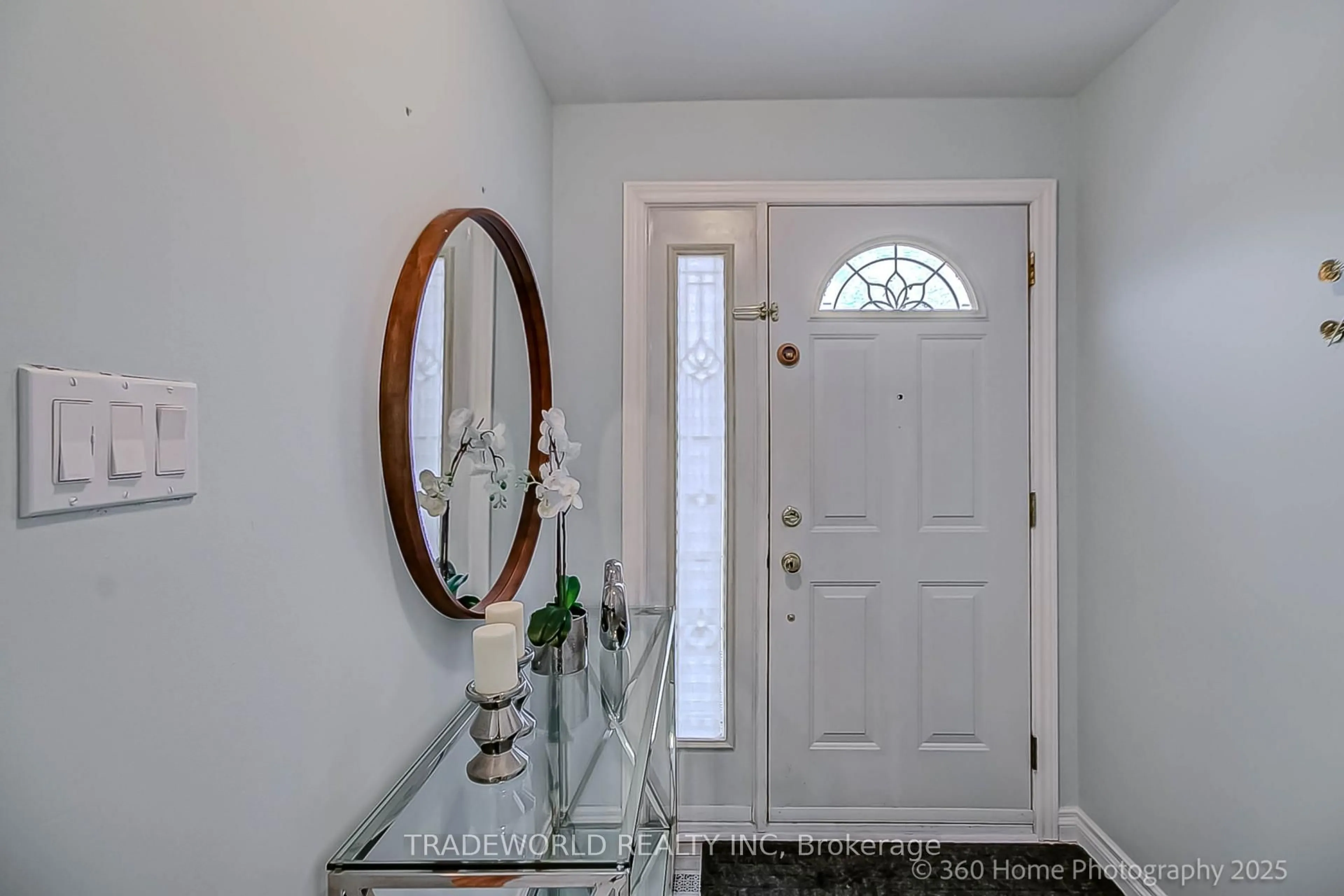 Indoor entryway for 862 West Shore Blvd, Pickering Ontario L1W 2V7