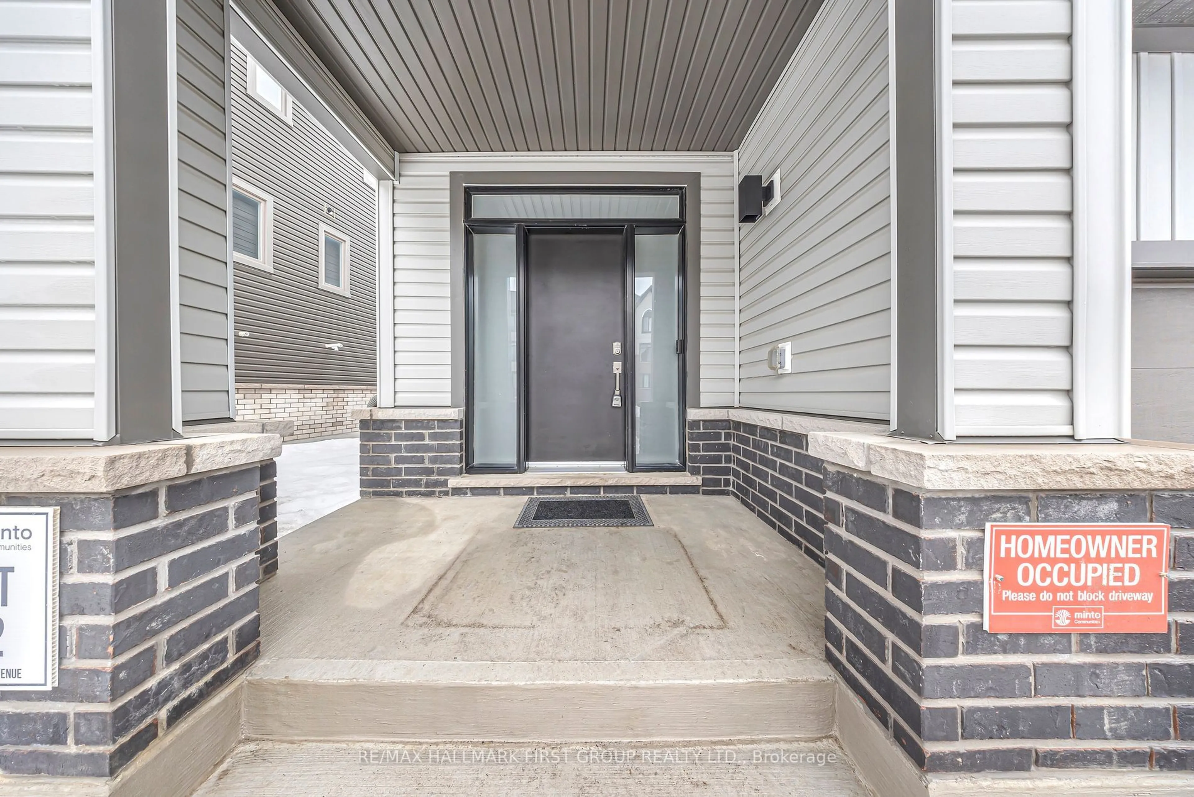 Indoor entryway for 1023 Dyas Ave, Oshawa Ontario L1L 0V4