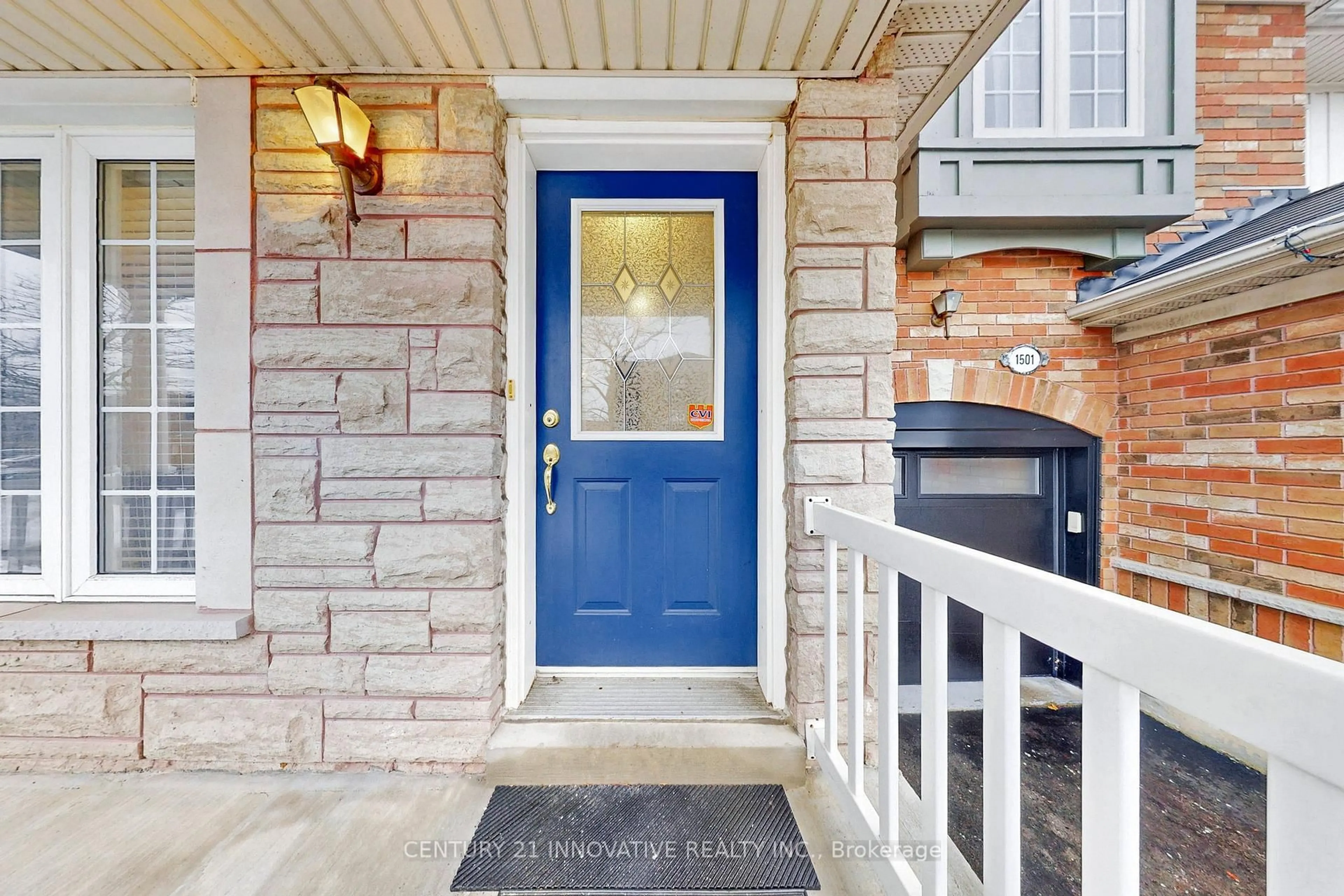 Indoor entryway for 1503 Avonmore Sq, Pickering Ontario L1V 7H2