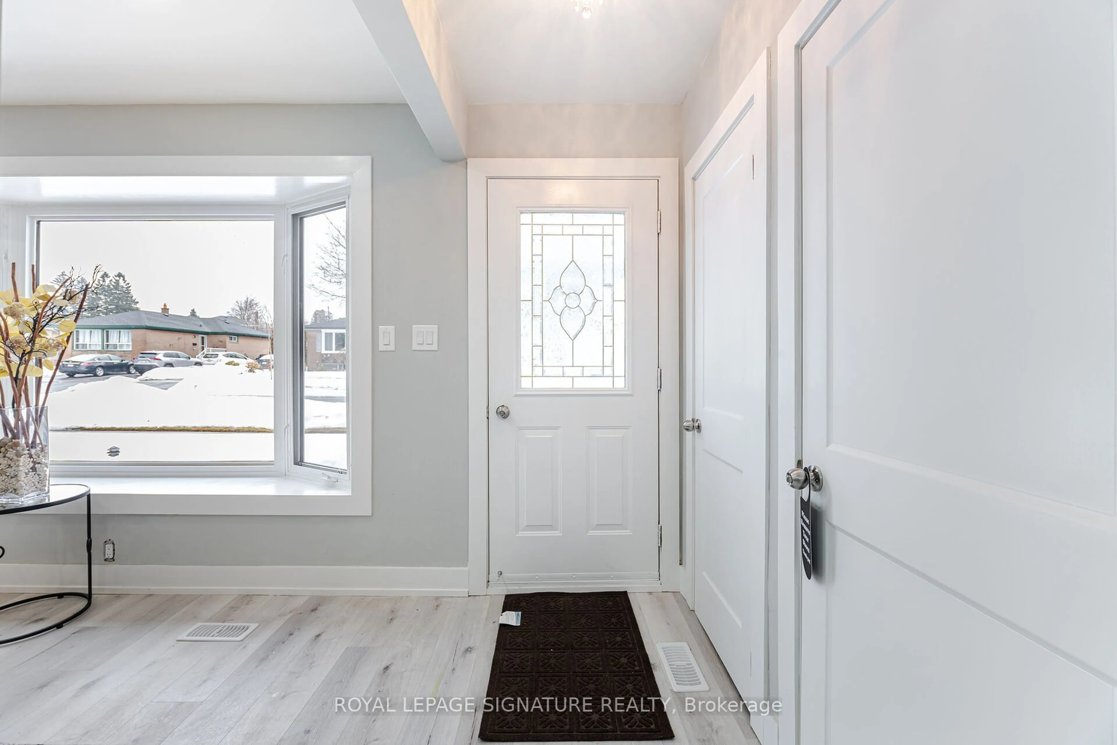 Indoor entryway for 1335 Scugog Ave, Oshawa Ontario L1J 1J5