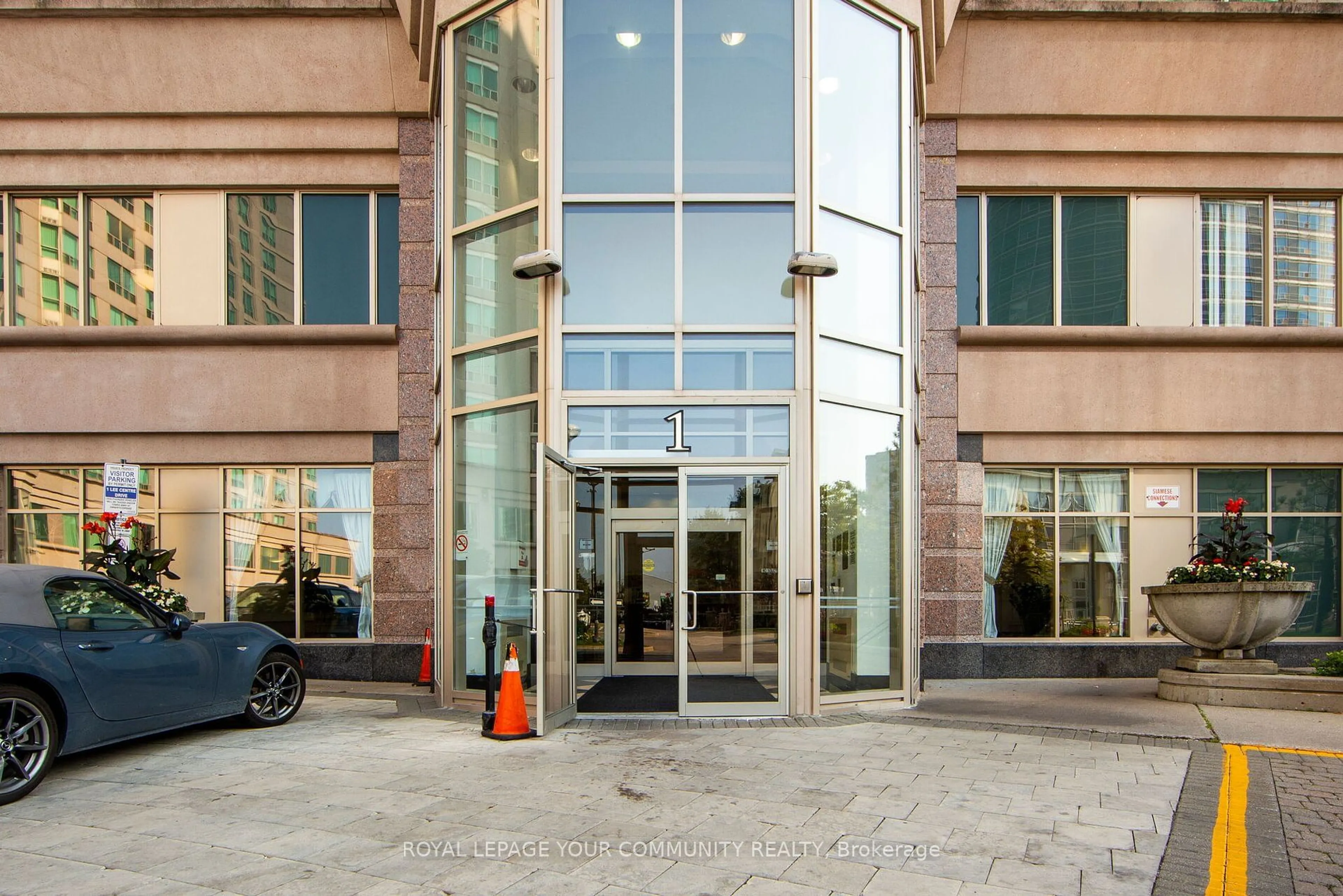 Indoor foyer for 1 Lee Centre Dr #PH108, Toronto Ontario M1H 3J2