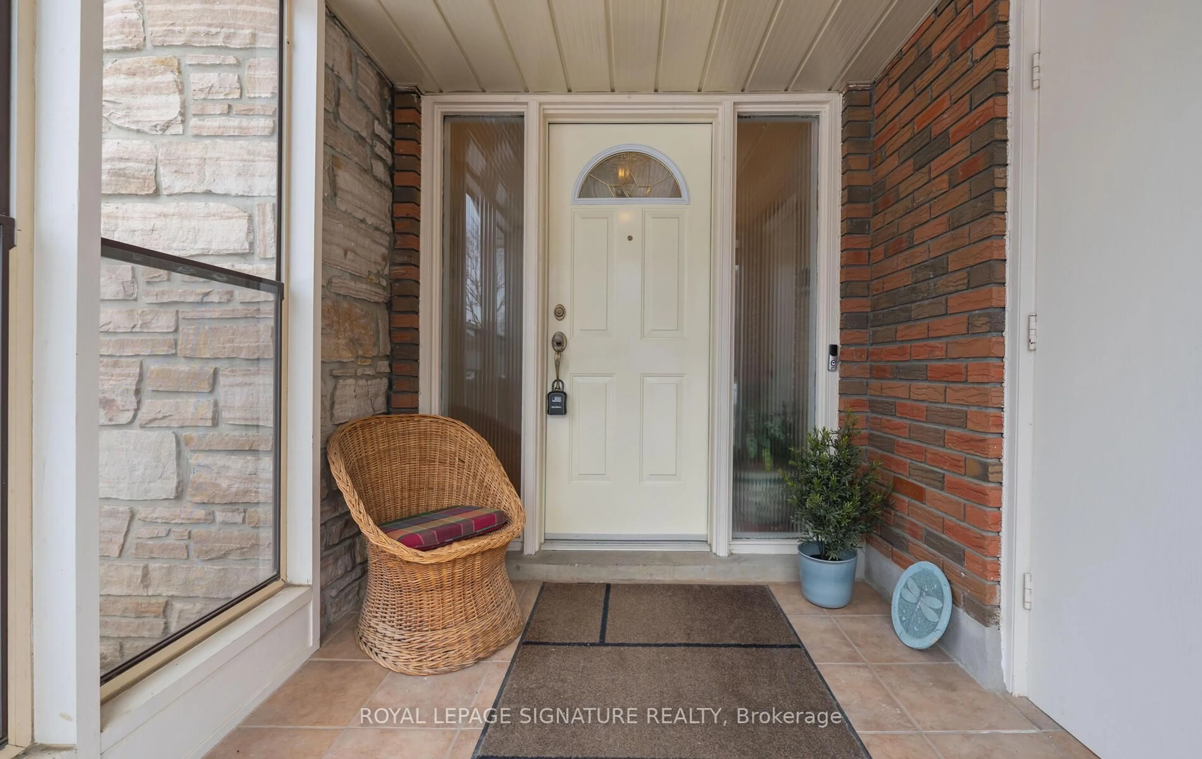 Indoor entryway for 39 Kilkenny Dr, Toronto Ontario M1W 1J6