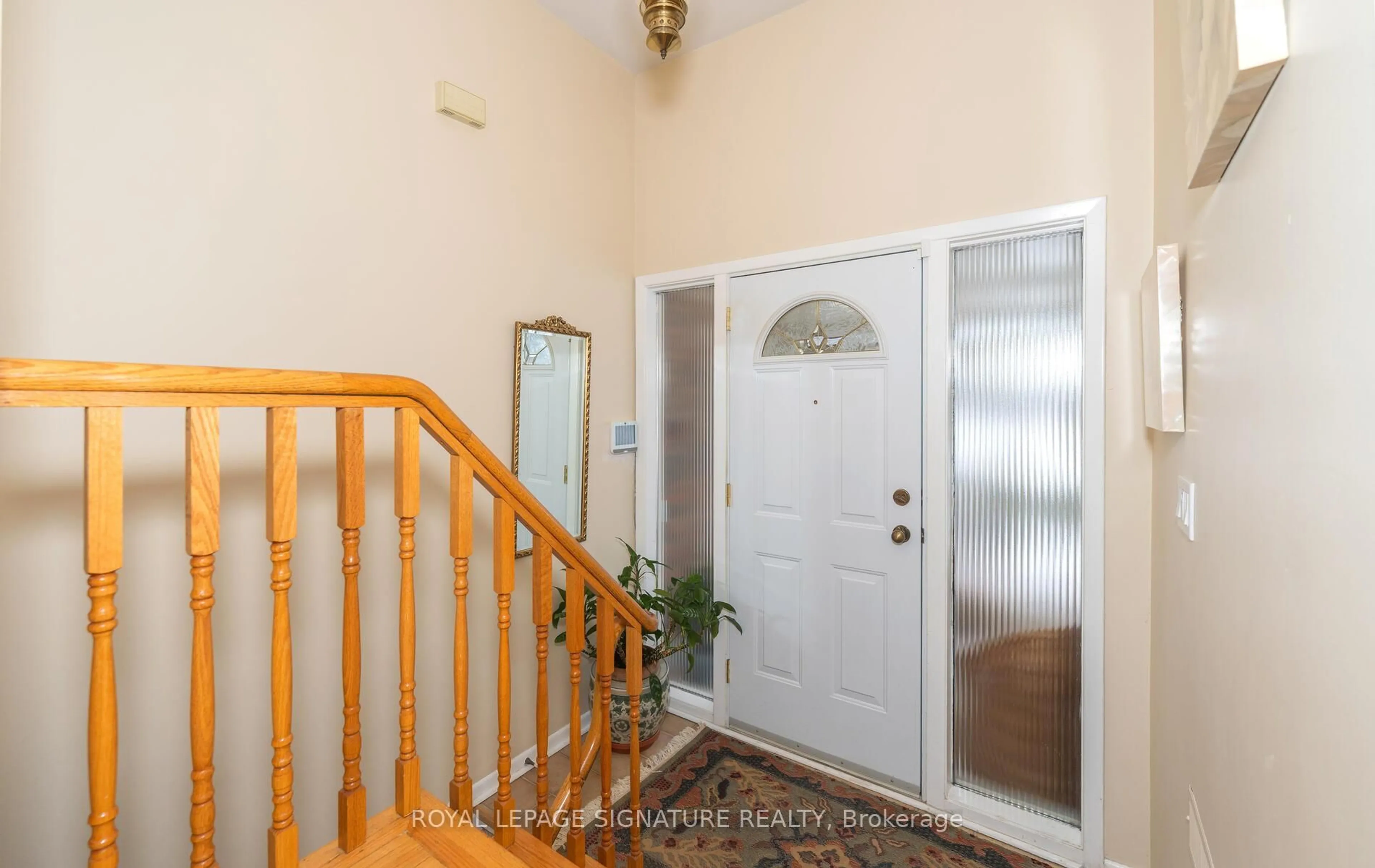 Indoor foyer for 39 Kilkenny Dr, Toronto Ontario M1W 1J6