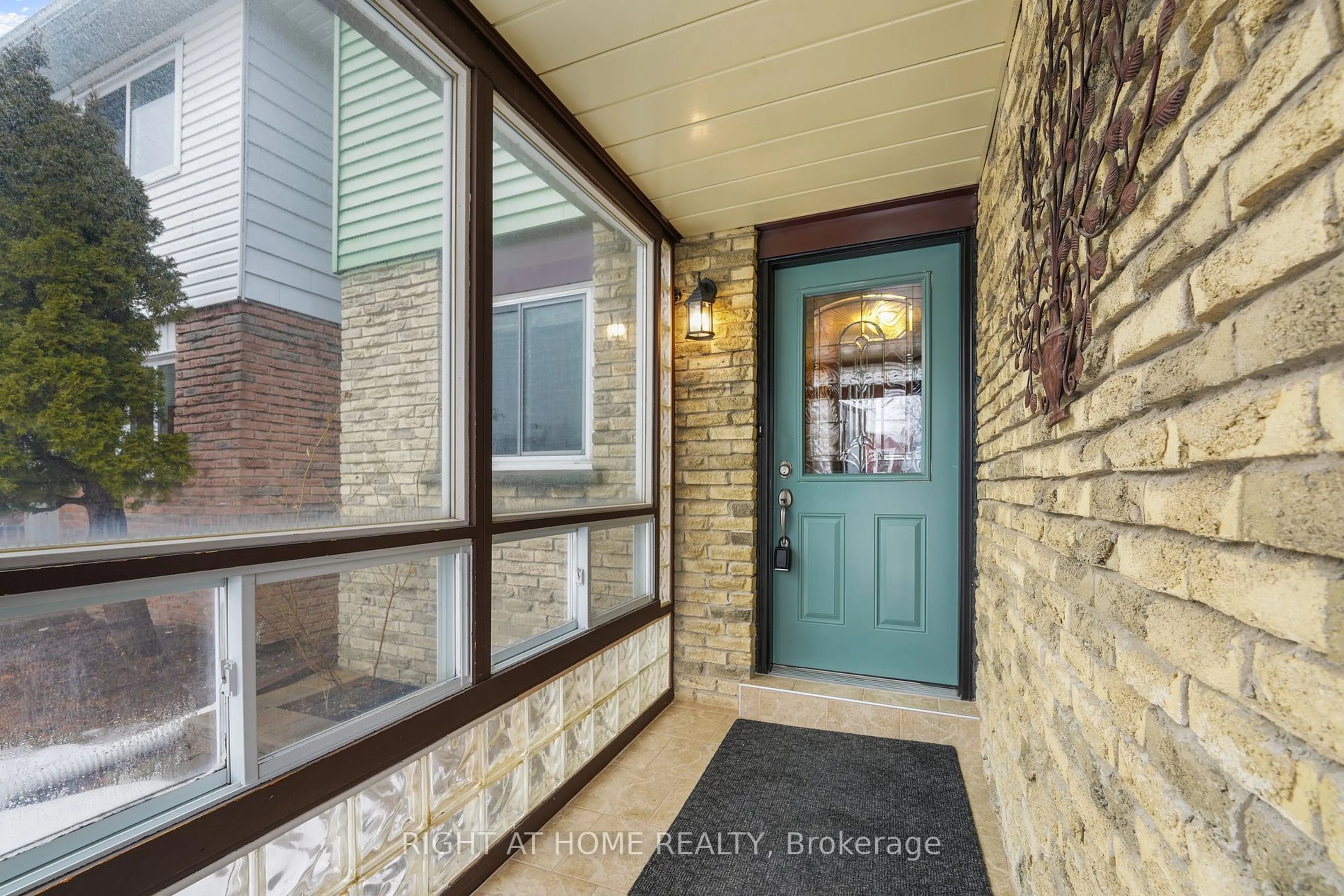 Indoor entryway for 204 Invergordon Ave, Toronto Ontario M1S 4A1