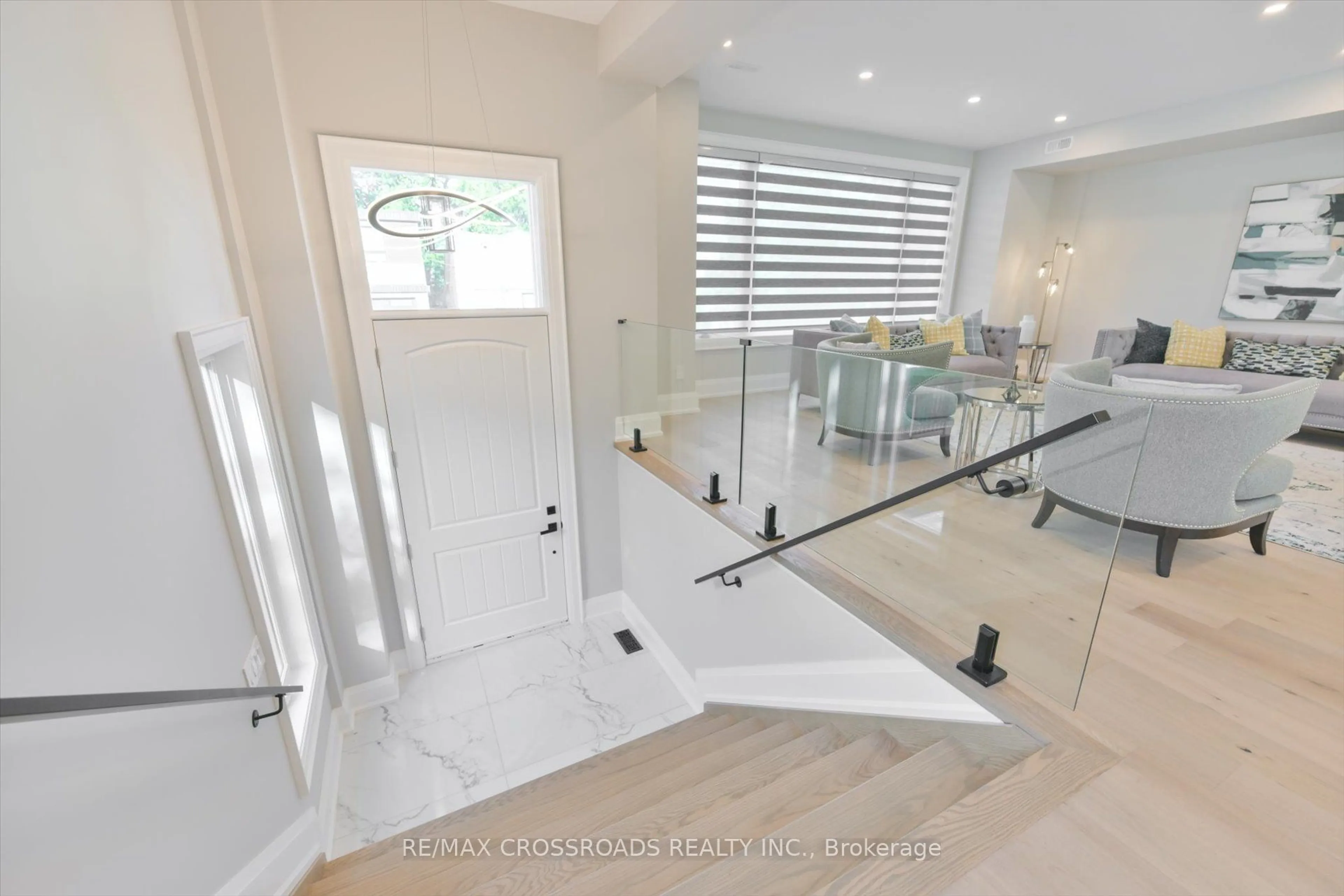 Indoor foyer for 84 Westbourne Ave, Toronto Ontario M1L 2Y5