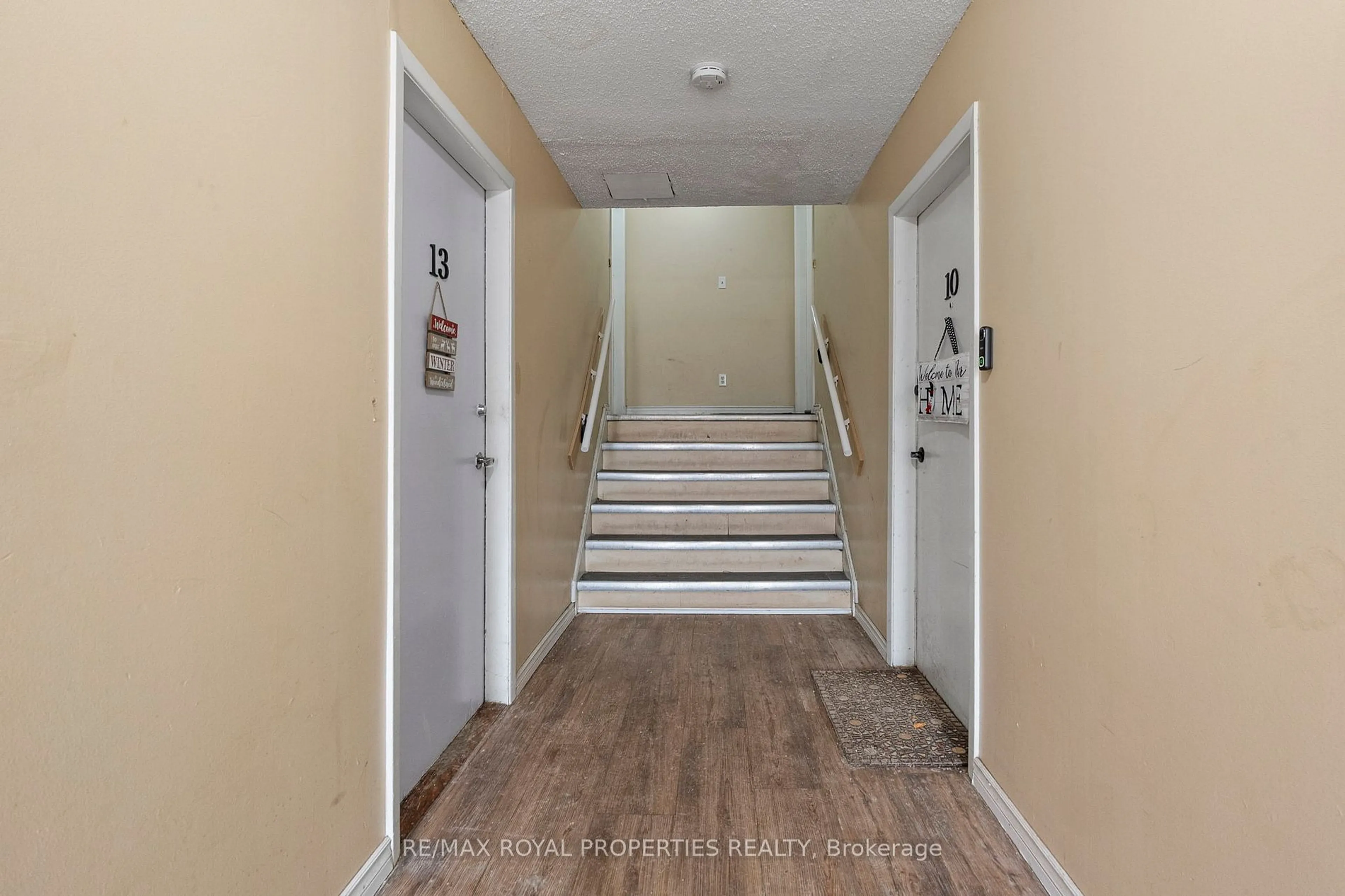 Indoor foyer for 730 Cedar St #11, Oshawa Ontario L1H 4M6