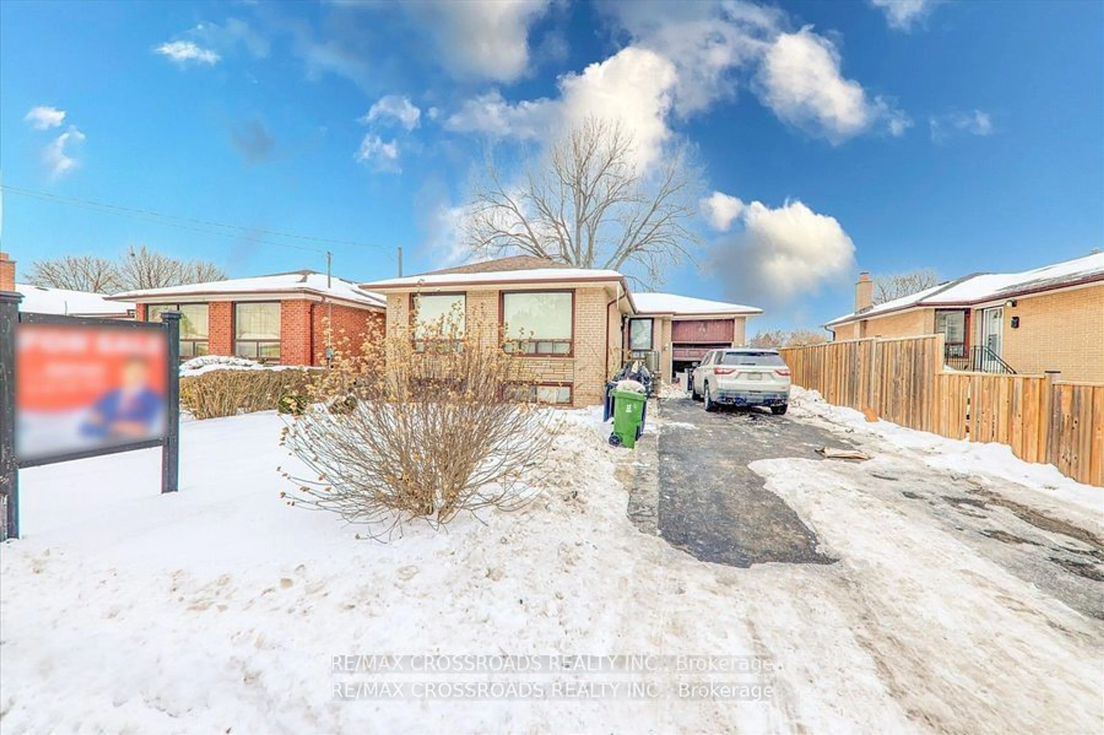 A pic from outside/outdoor area/front of a property/back of a property/a pic from drone, street for 24 Baybrook Cres, Toronto Ontario M1H 2R6