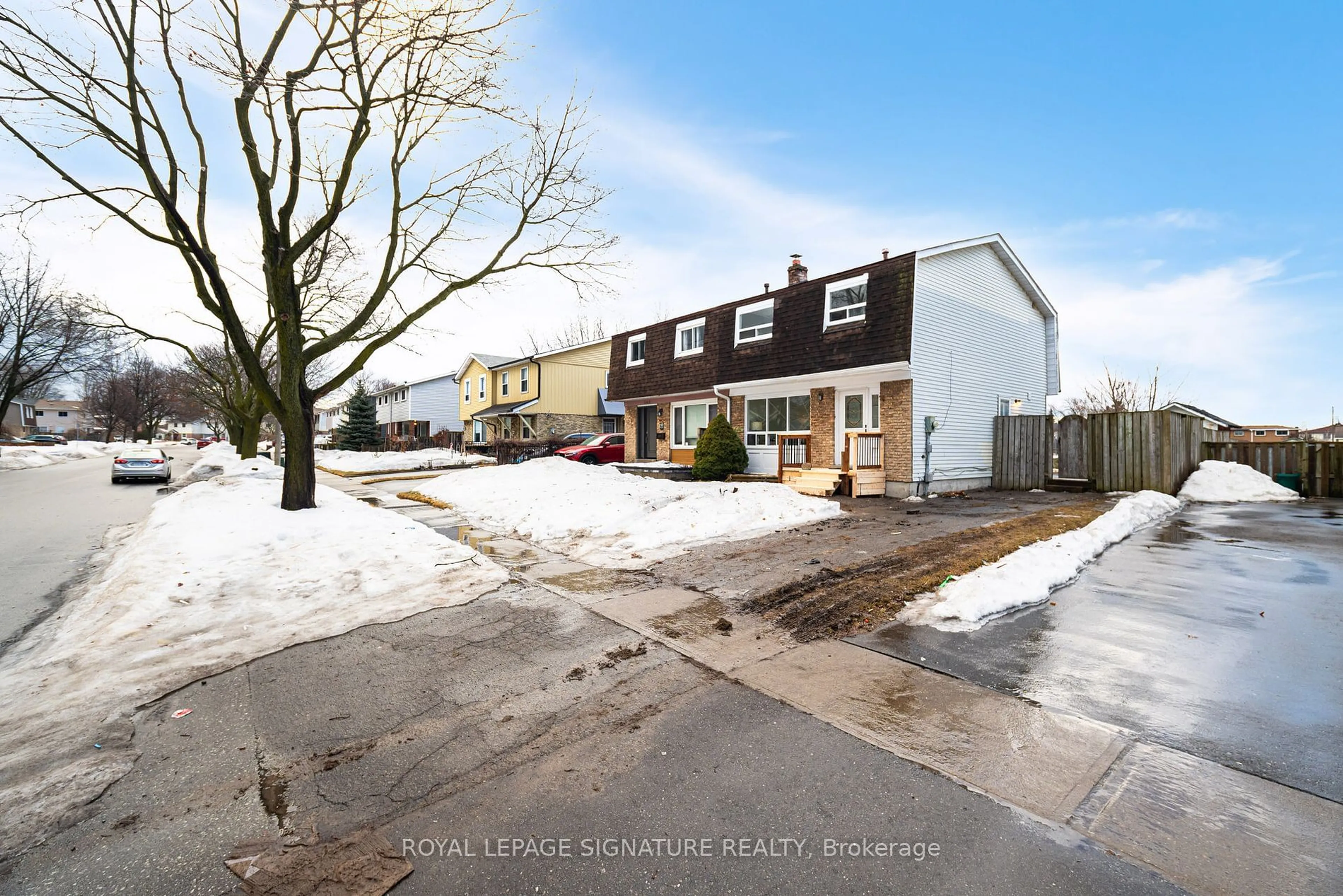 A pic from outside/outdoor area/front of a property/back of a property/a pic from drone, street for 1445 Fenelon Cres, Oshawa Ontario L1J 6G2